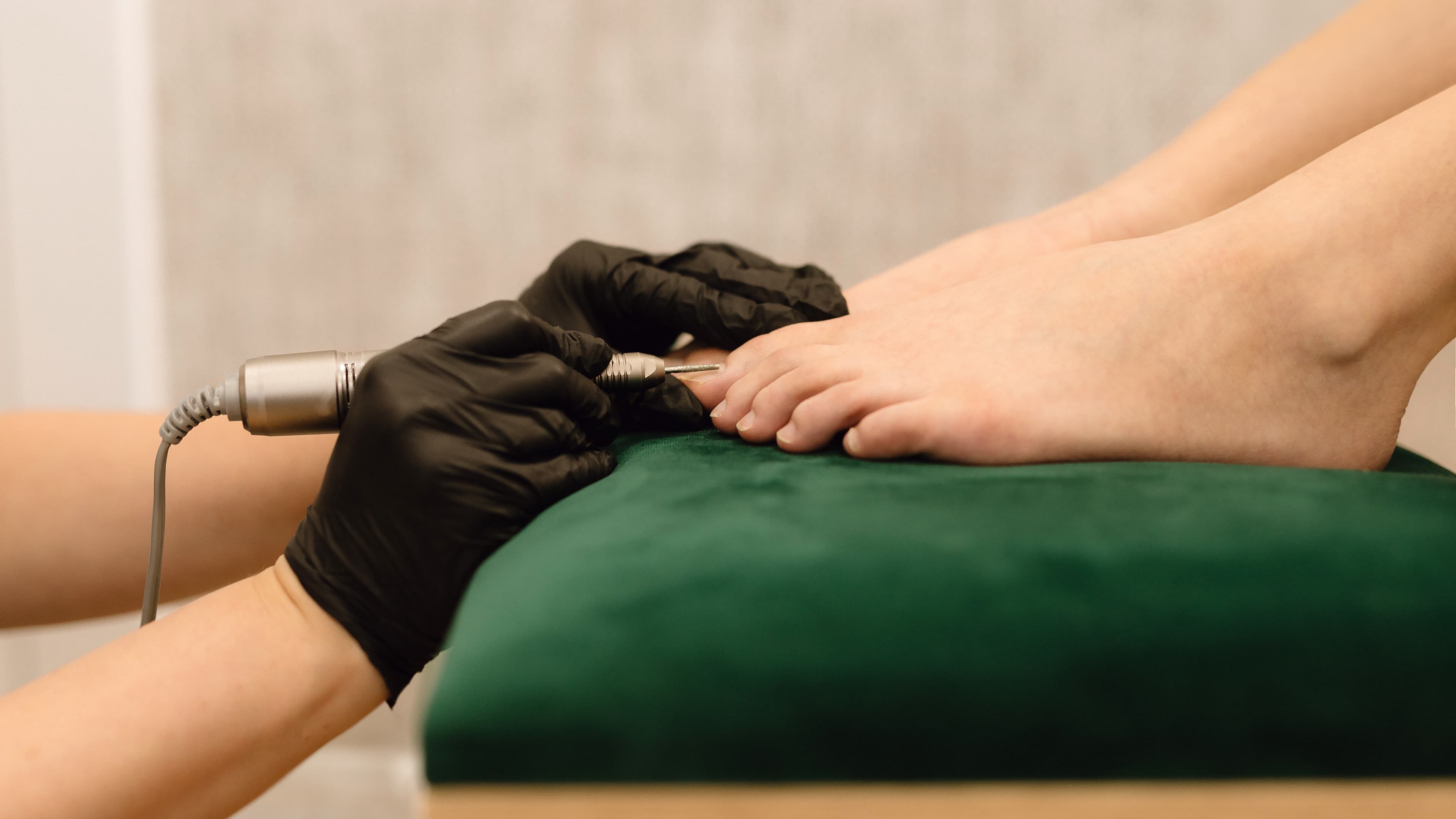 zabieg pedicure w salonie piękności w krakowie