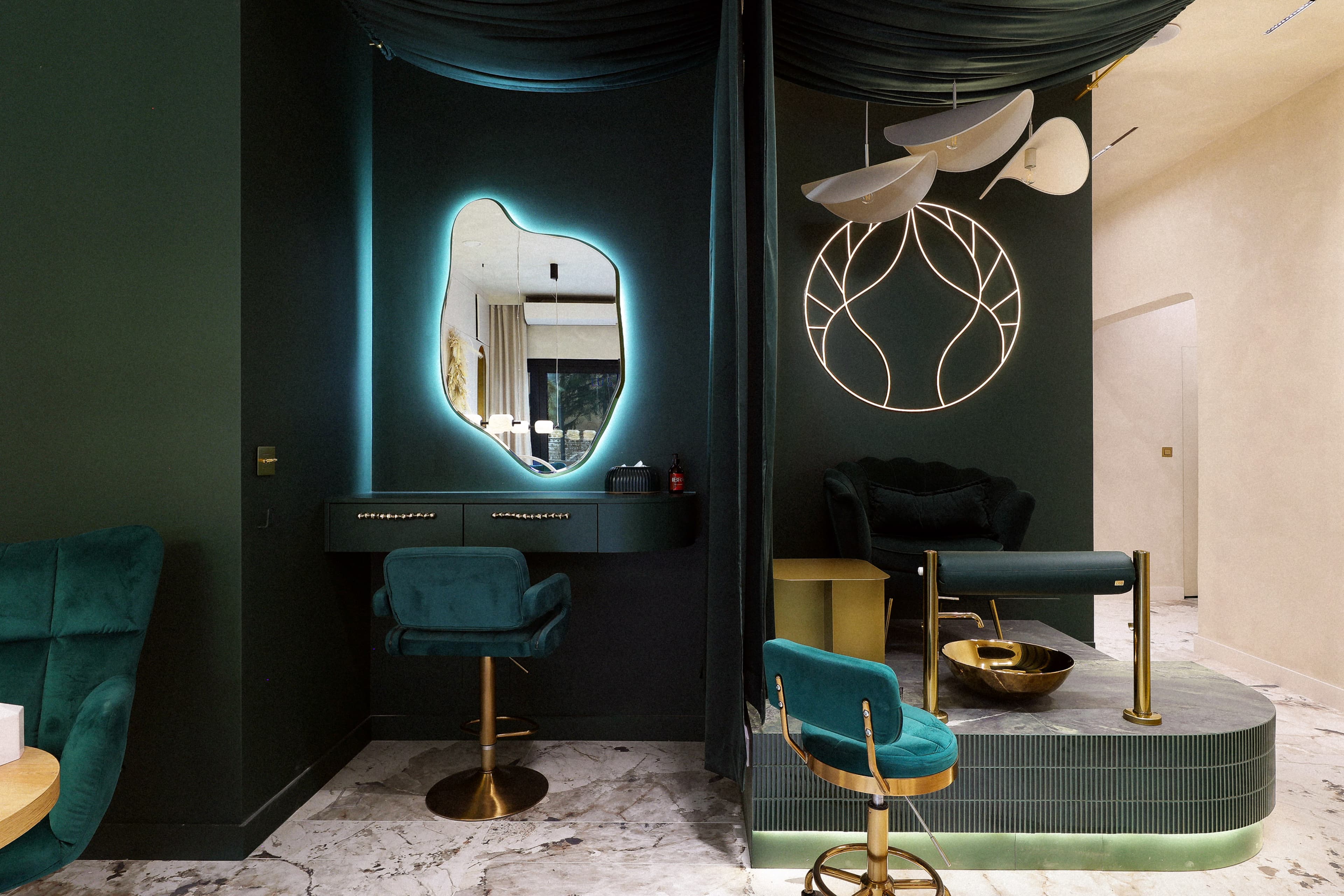 stanowiska do makijażu i pedicure w salonie urody health & beauty w Krakowie