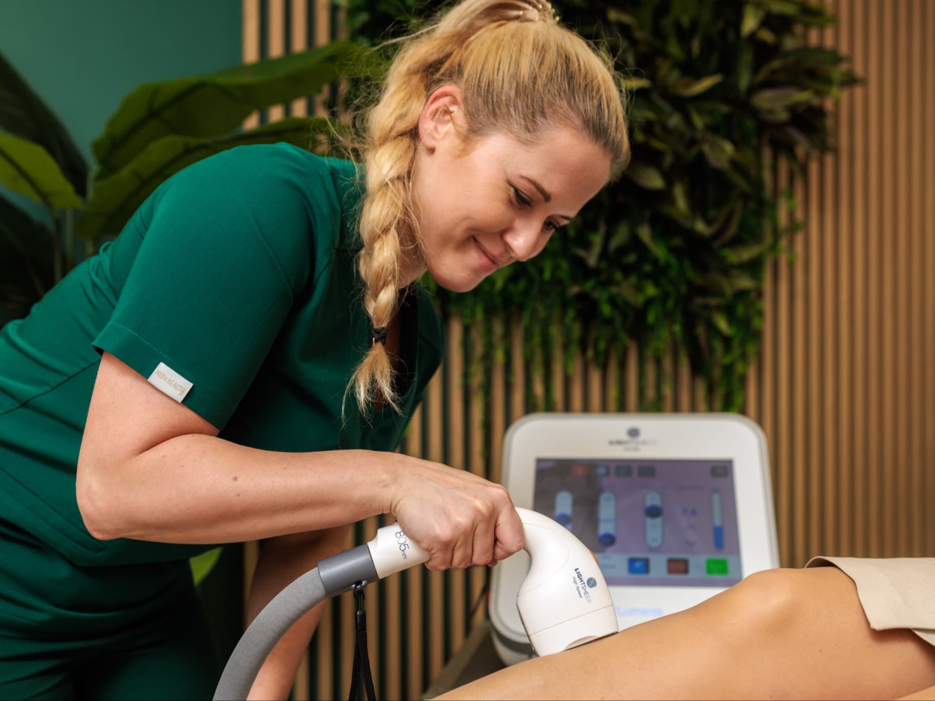 kosmetolog wykonuje depilację laserową w salonie health and beauty w krakowie