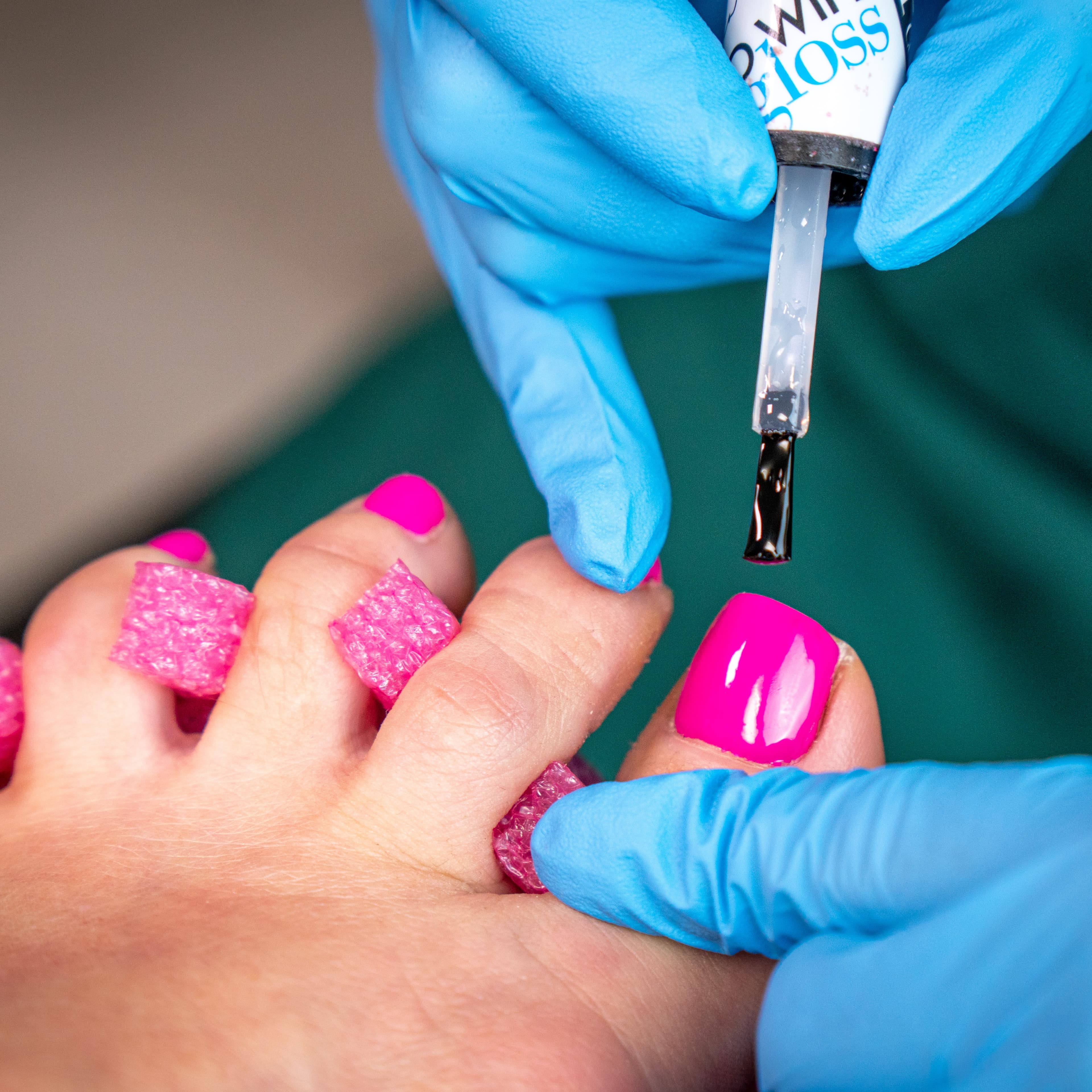 nadładanie hybrydy na paznokcie u stóp w salonie health and beauty w Krakowie