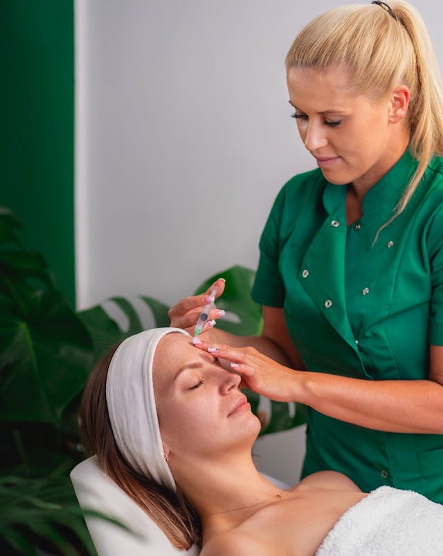 kosmetolog wstrzykuje preparat w trakcie zabiegu mezoterapii igłowej w salonie kosmetycznym health & beauty w krakowie