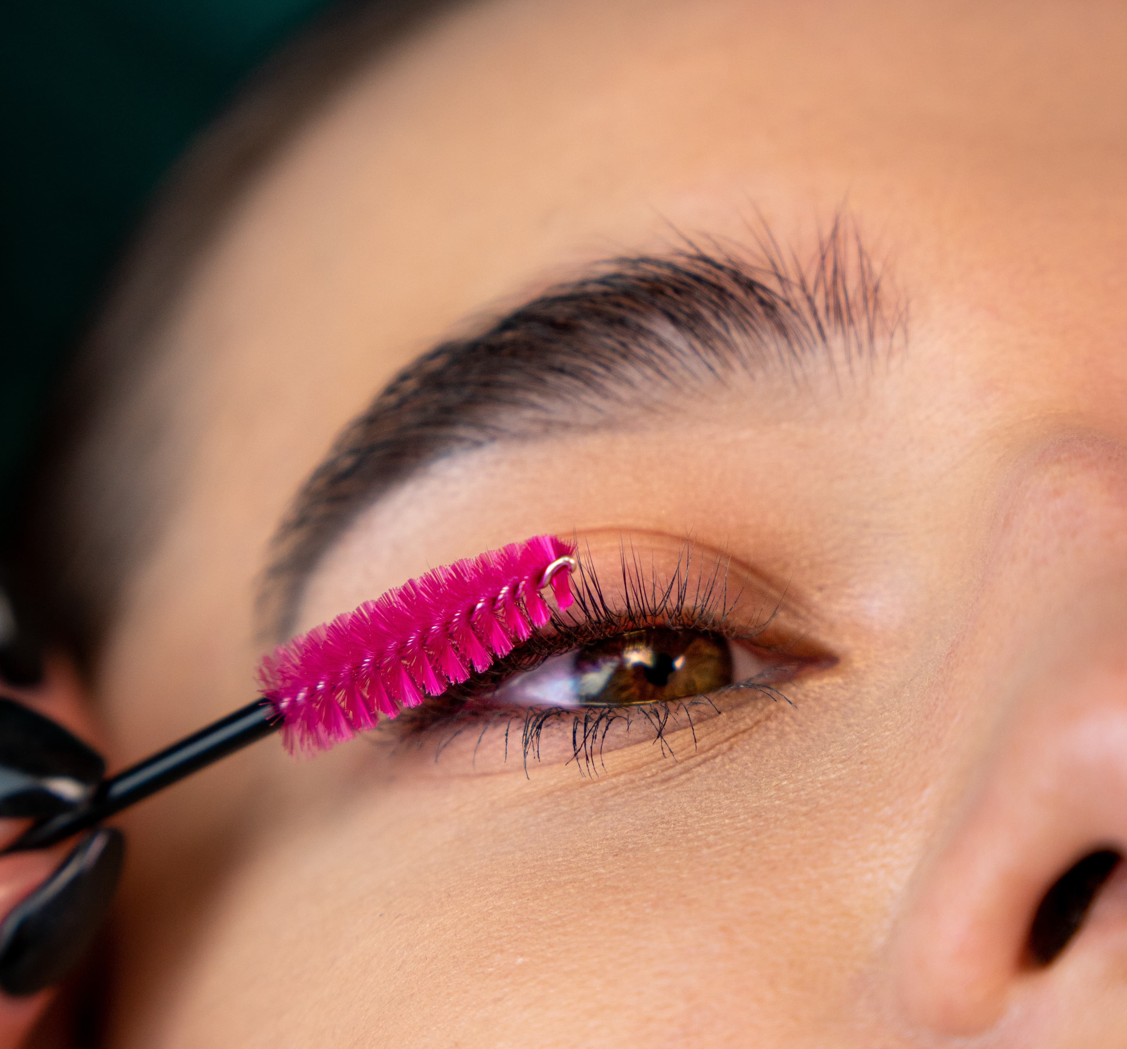 W trakcie zabiegu lifting Laminacja rzęs wykonywana w salonie kosmetycznym Health & beauty w Krakowie