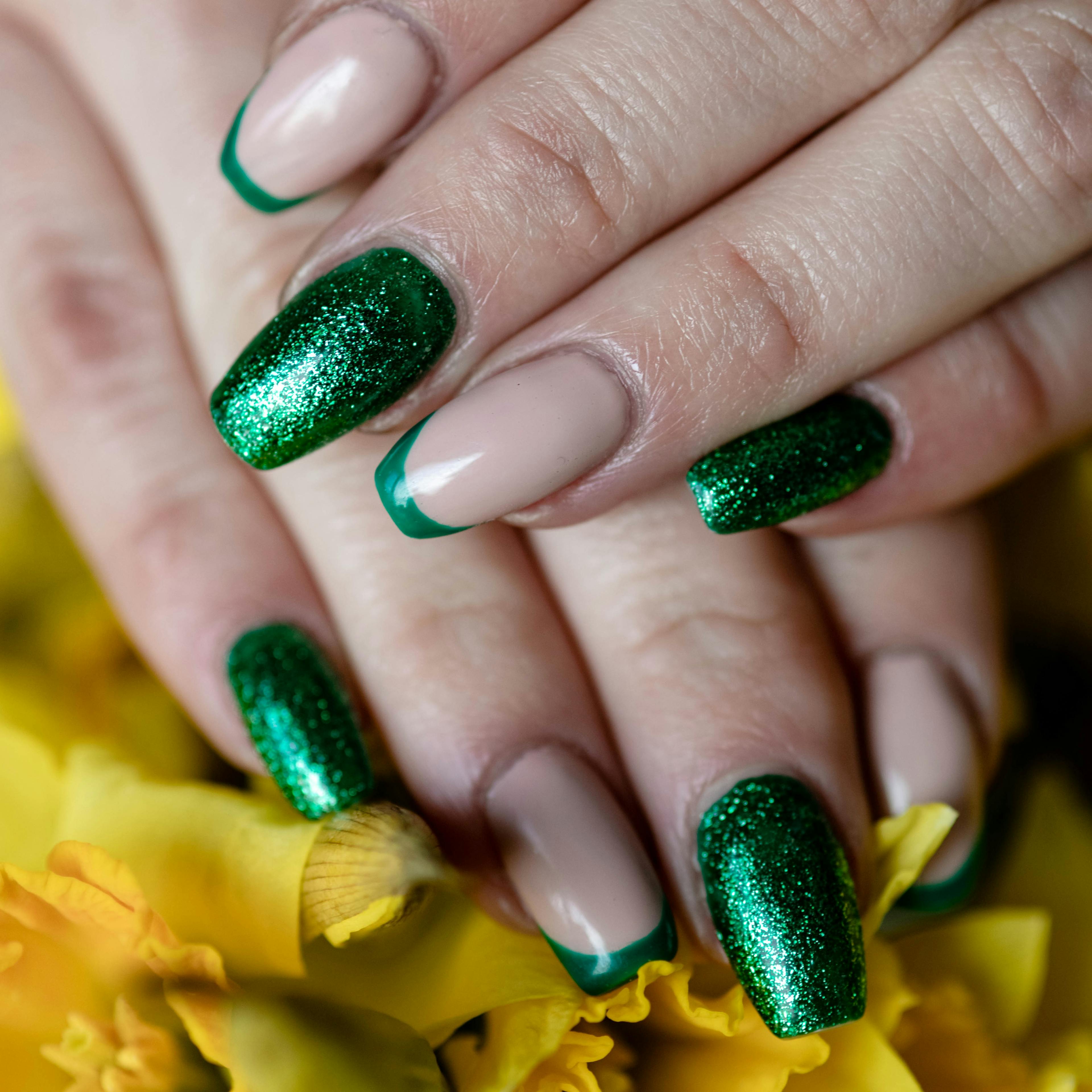 zielone paznokcie żelowe z brokatem