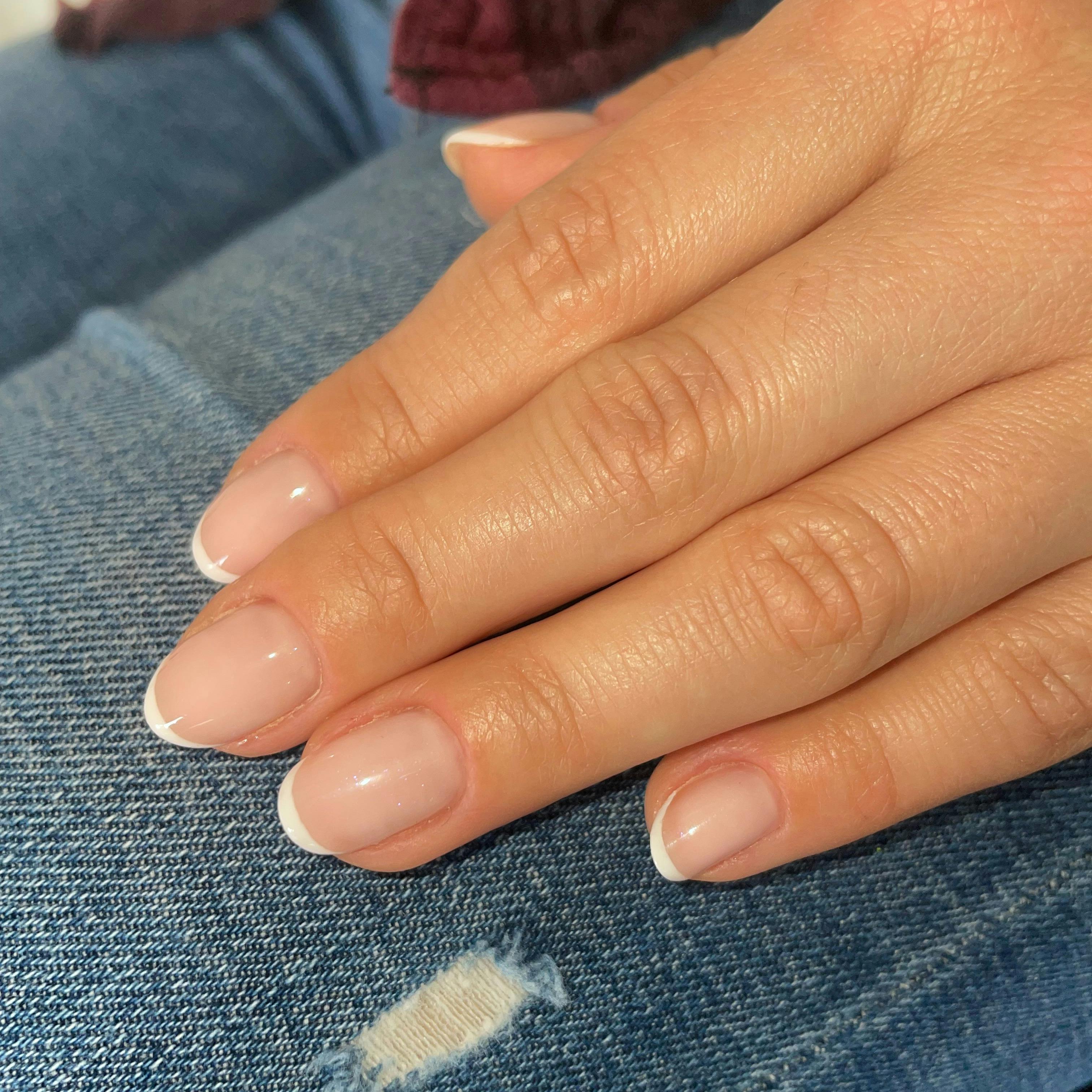 efekt paznokci french manicure w salonie urody w krakowie