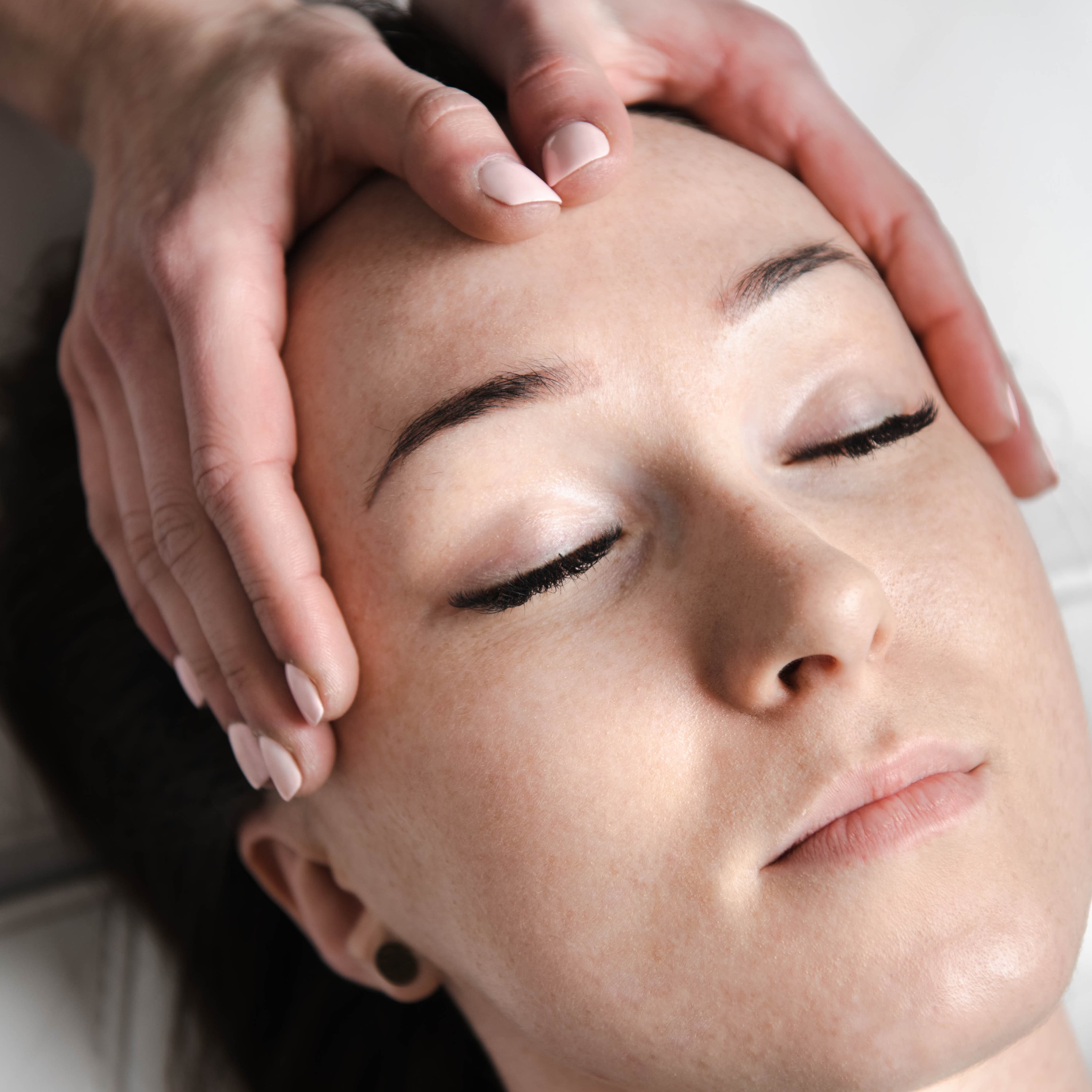zbliżenie na twarz w trakcie masażu twarzy kobido