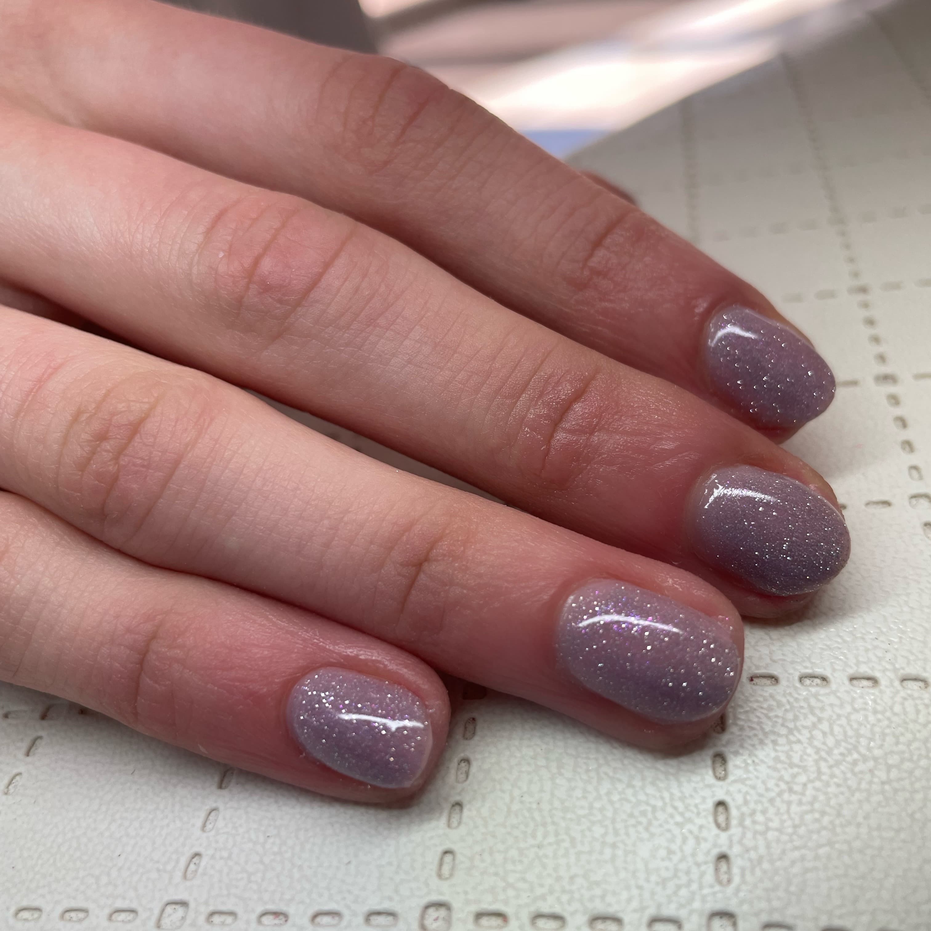 manicure hybrydowy brokatowy wykonany w health and beauty kraków