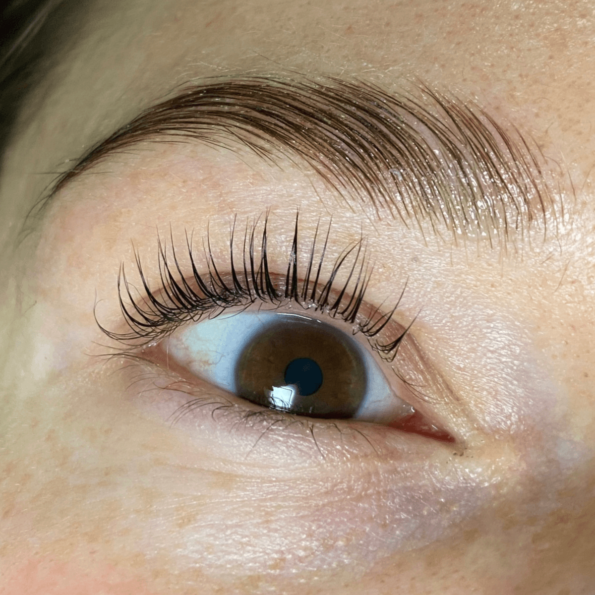 Efekty Laminowania brwi w salonie kosmetycznym w Krakowie