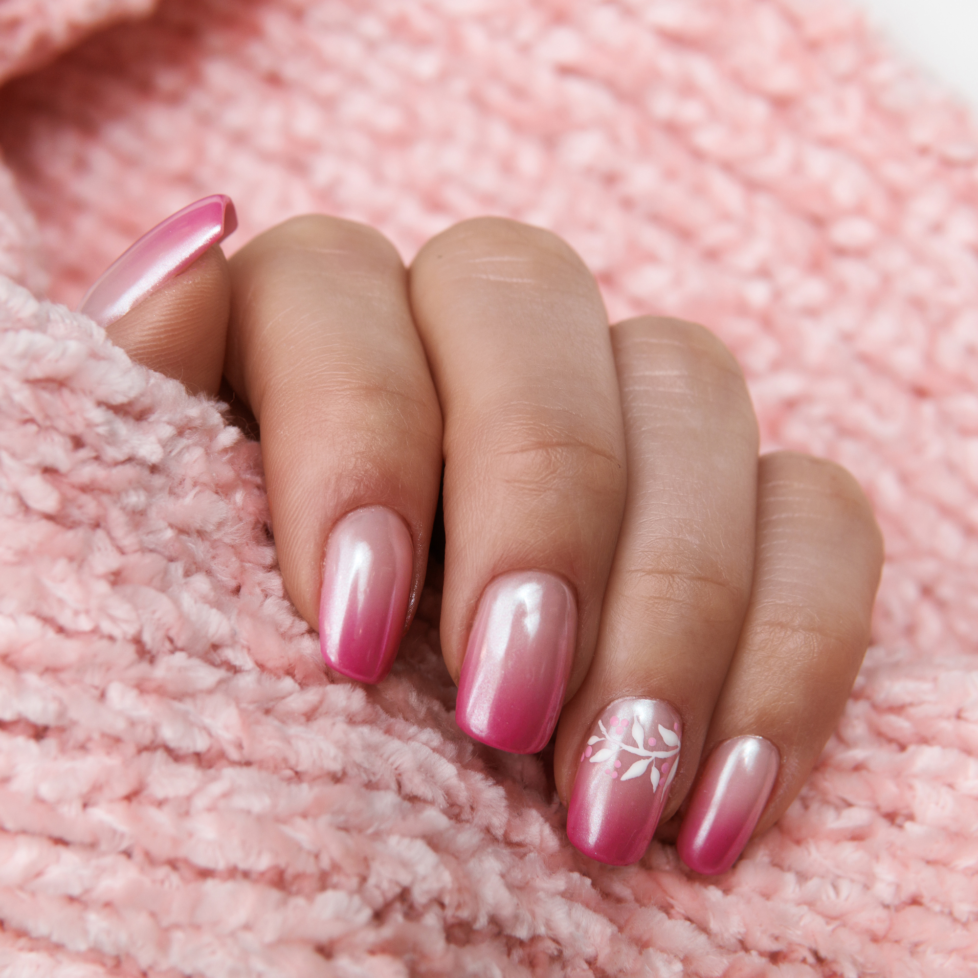 różowy manicure hybrydowy ze zdobieniami w salonie paznokci w Krakowie