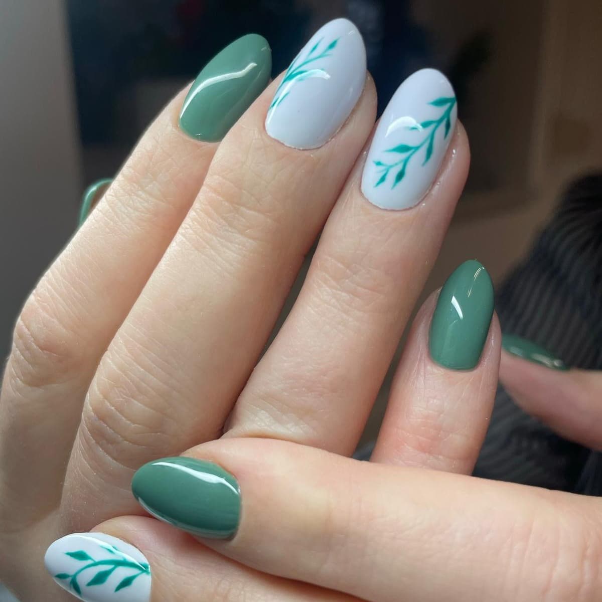 manicure hybrydowy ze zdobieniami w salonie health and beauty w Krakowie