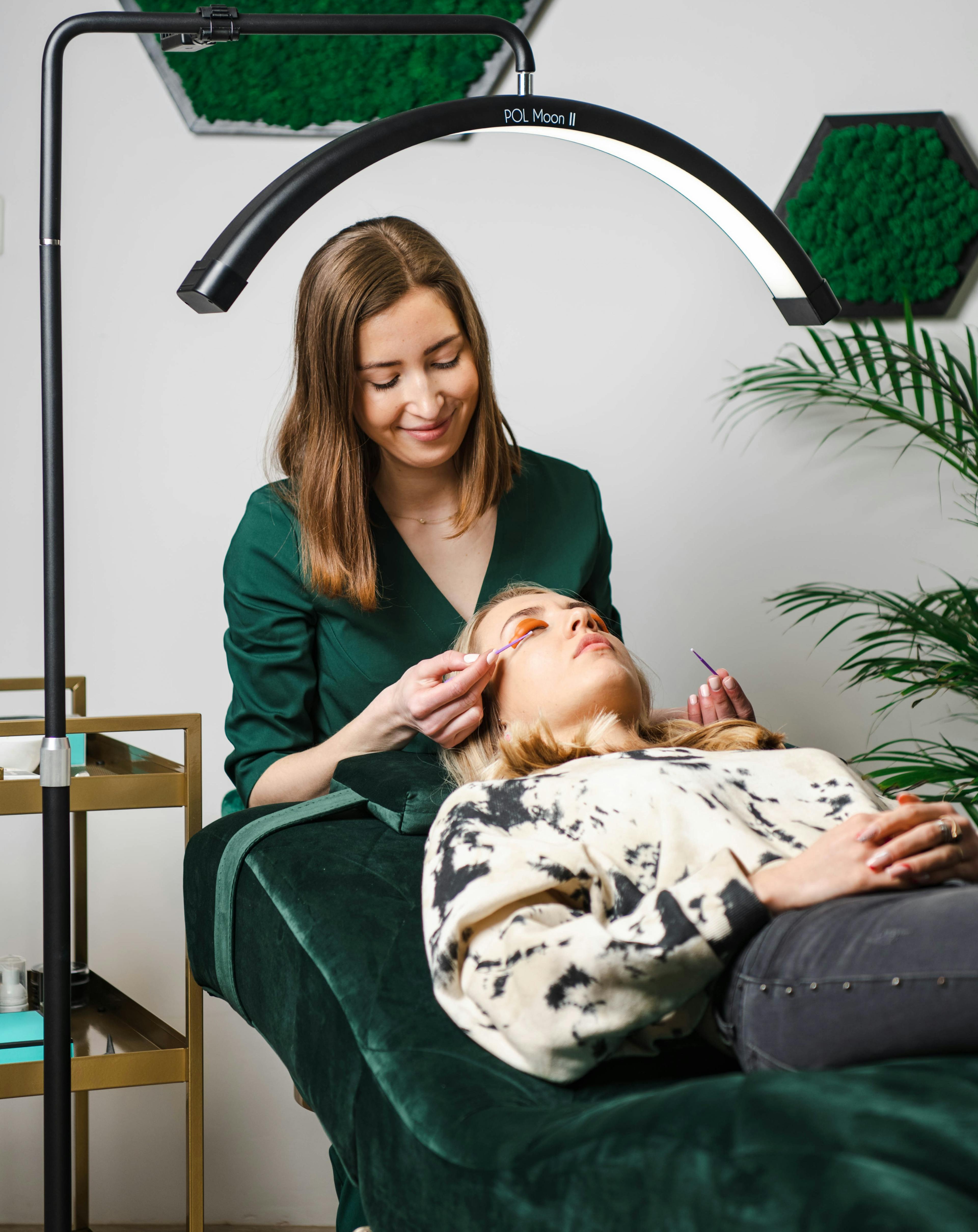 kosmetyczka nakłada preparat na rzęsy w trakcie liftingu i laminacji rzęs w salonie health and beauty w Krakowie