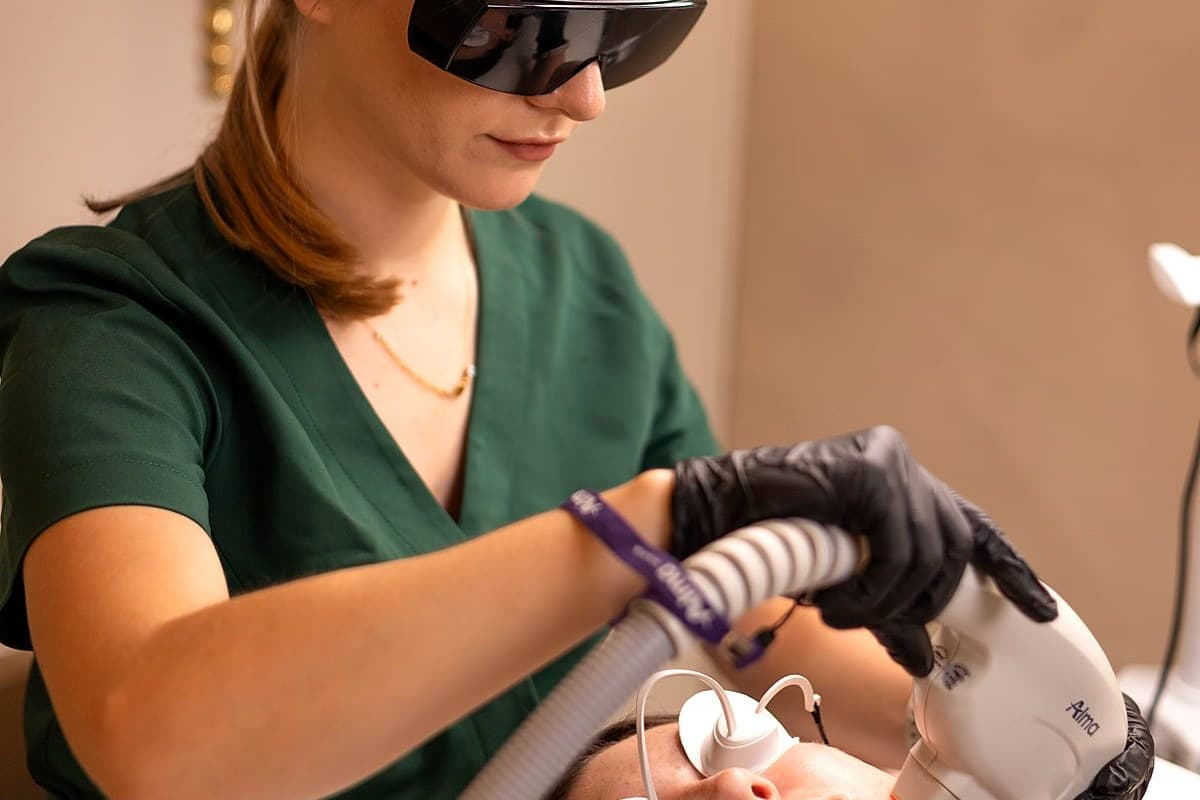 laserowe zamykanie naczynek laserem alma harmony w salonie health and beauty w krakowie