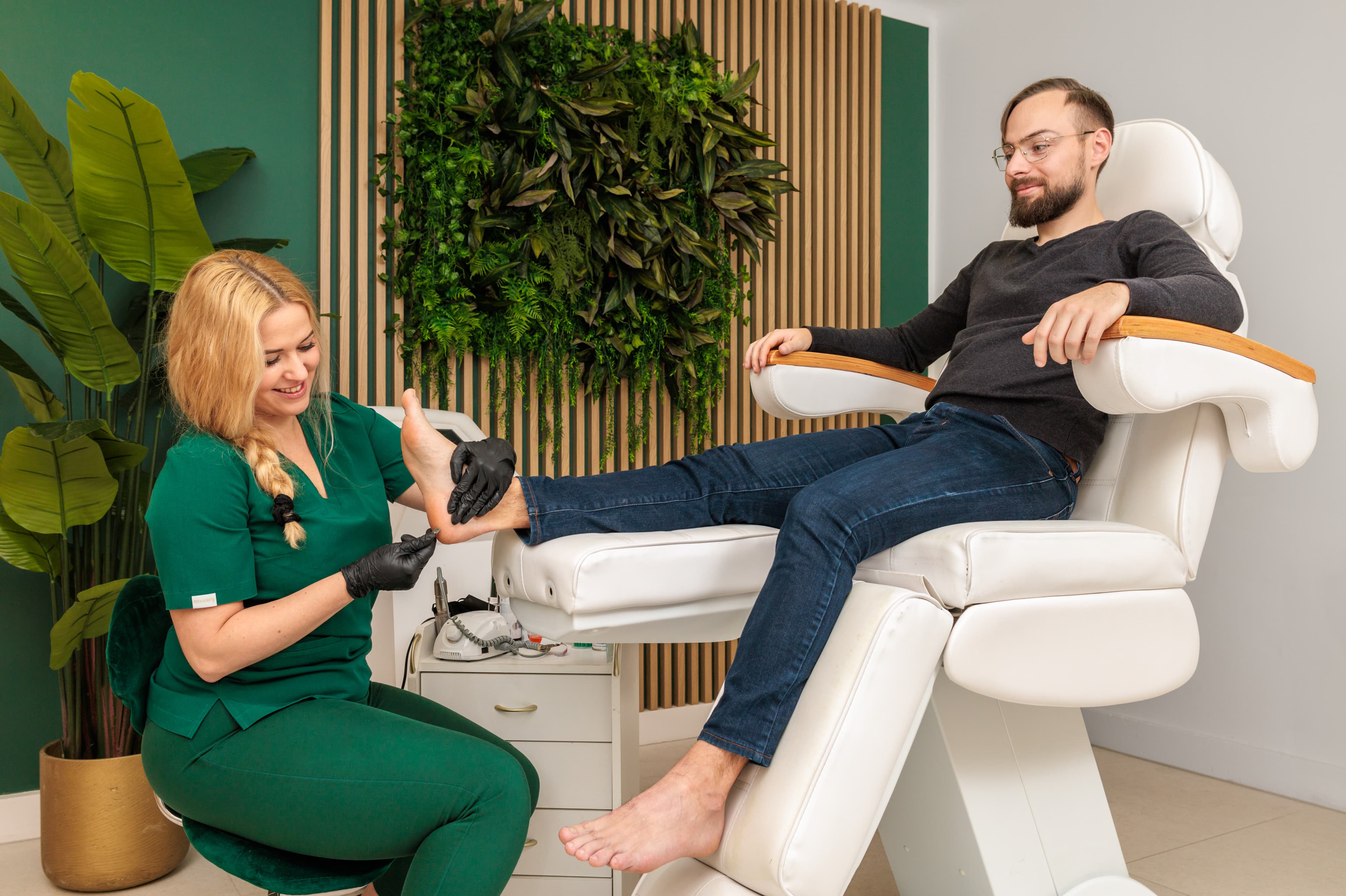 w trakcie pedicure podologicznego w salonie podologicznym w krakowie