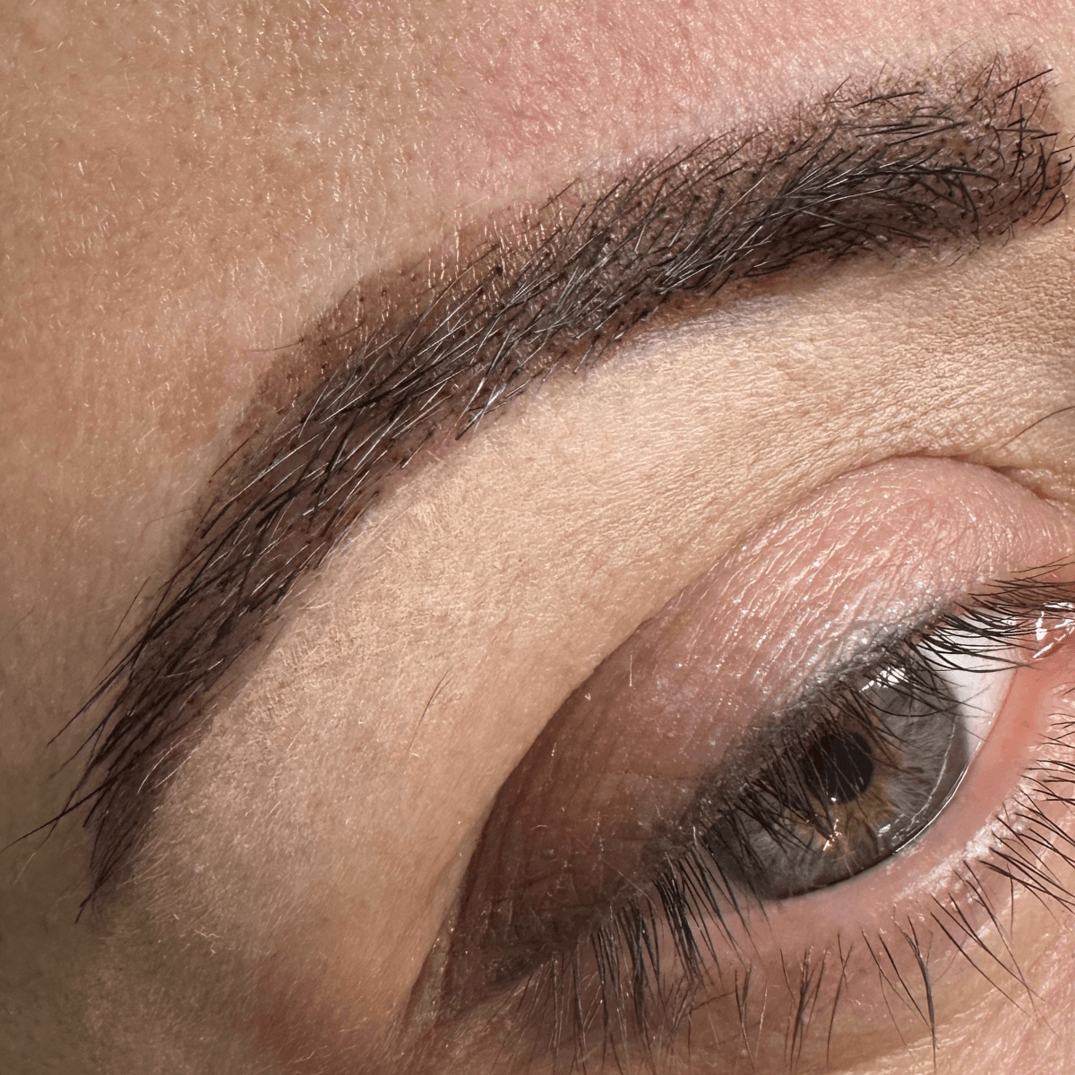 efekt brwi pudrowych w salonie kosmetycznym w Krakowie