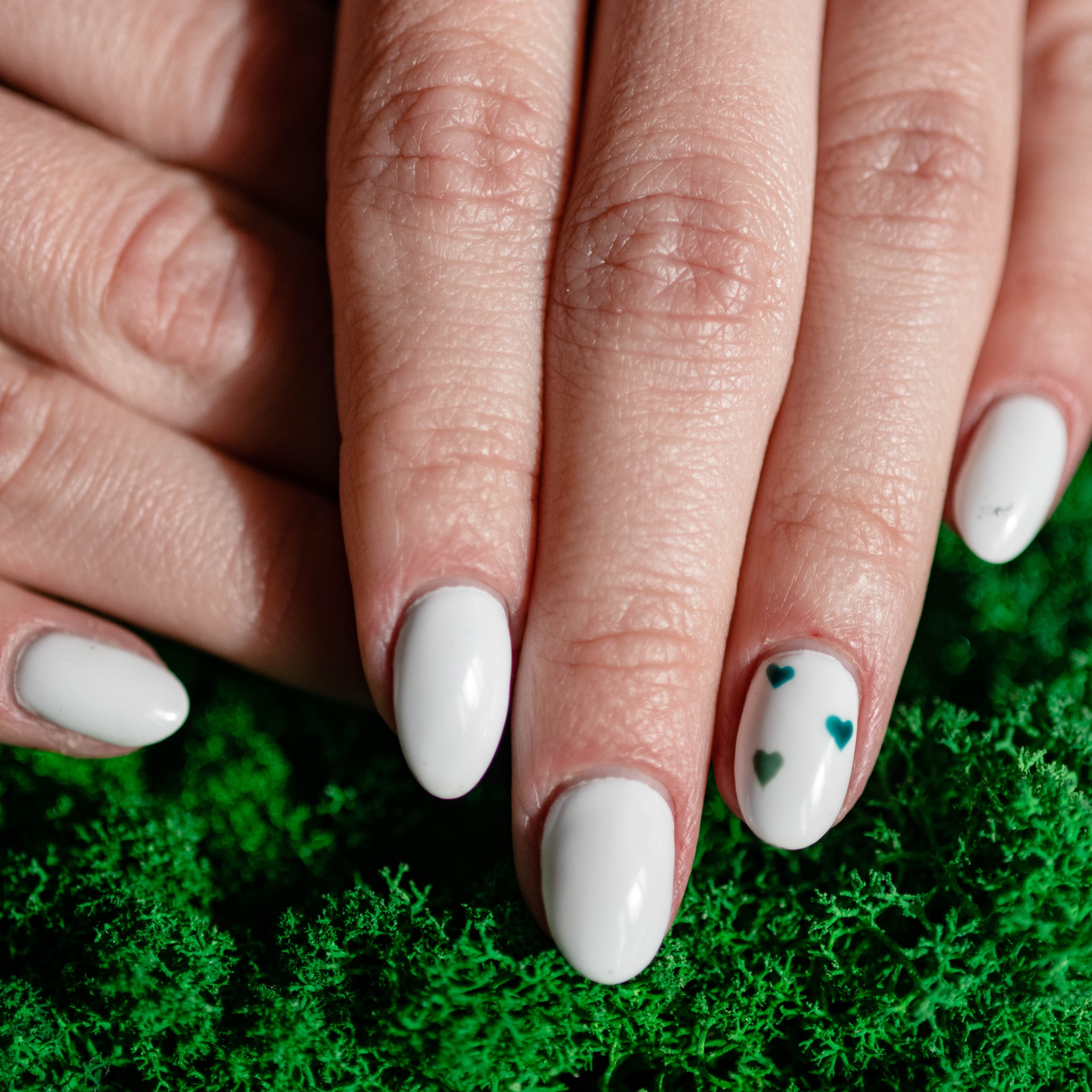 efekt stylizacji manicure hybrydowego w kolorze białym ze zdobieniami