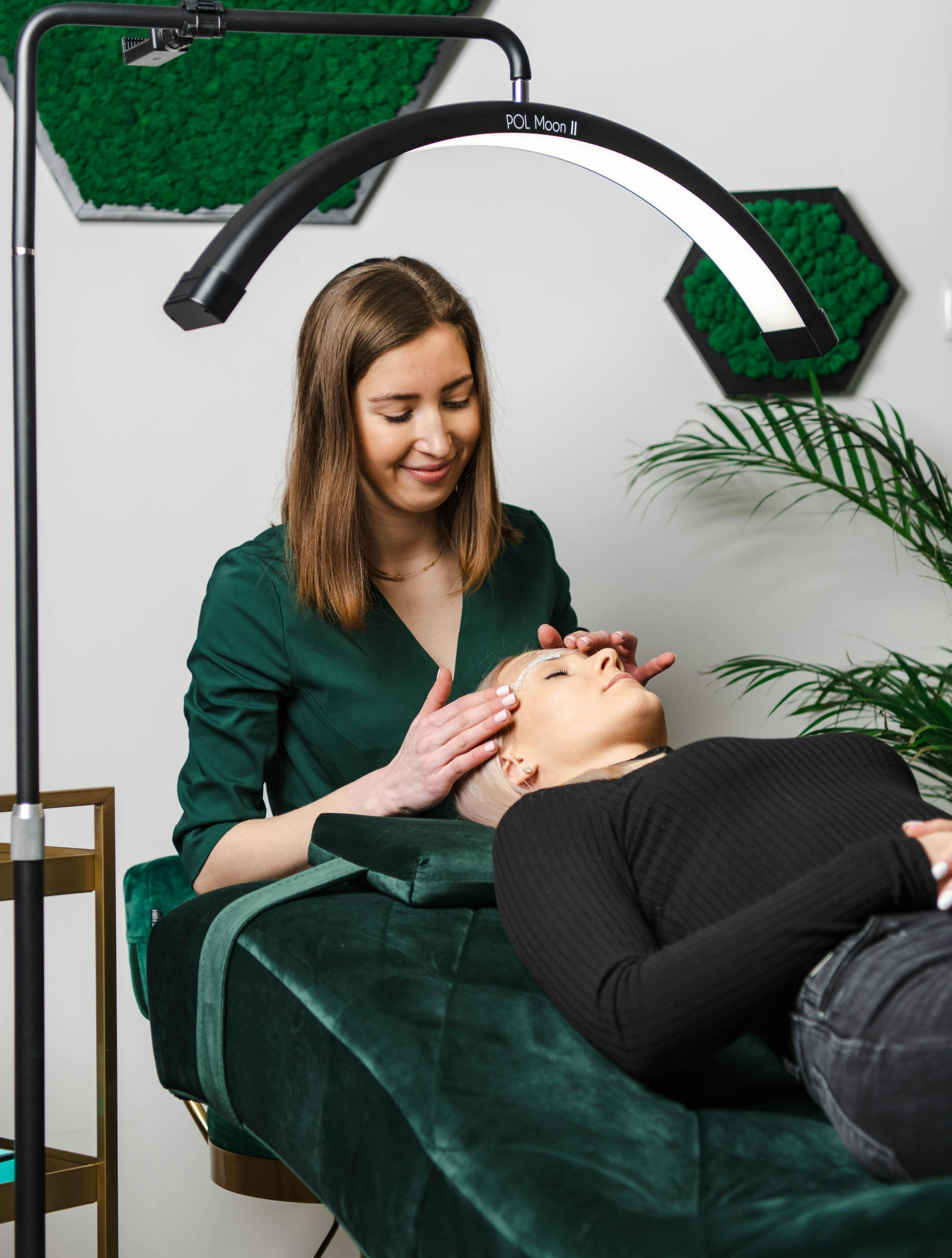 stylistka wykonuje laminowanie brwi w salonie health and beauty w Krakowie