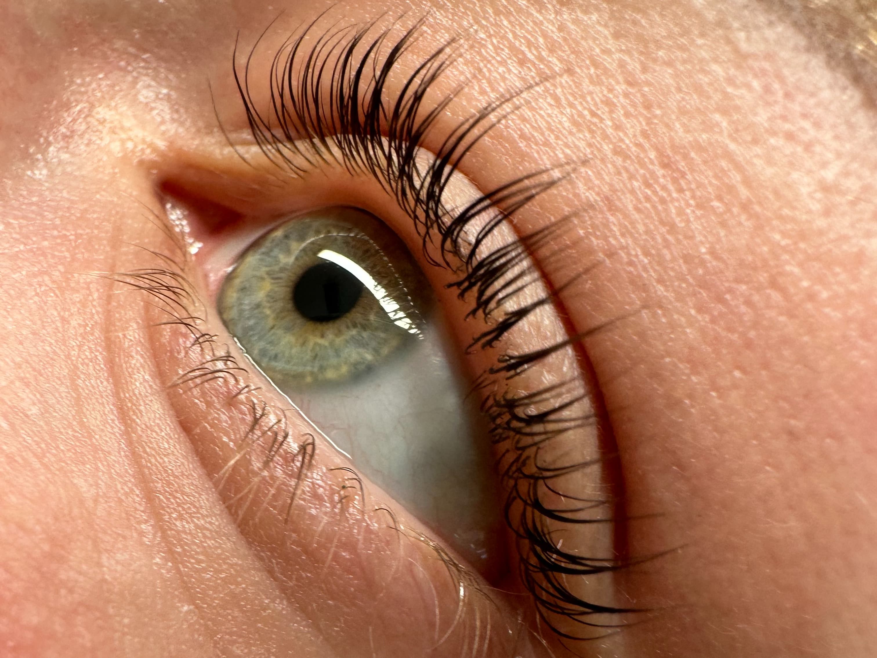 efekt laminacji rzęs w salonie piękności w Krakowie