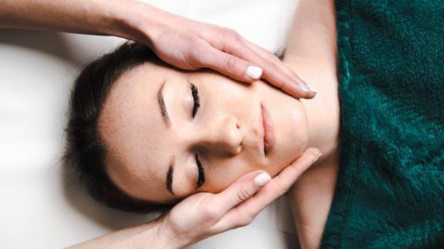 relaks w trakcie masazu twarzy kobido