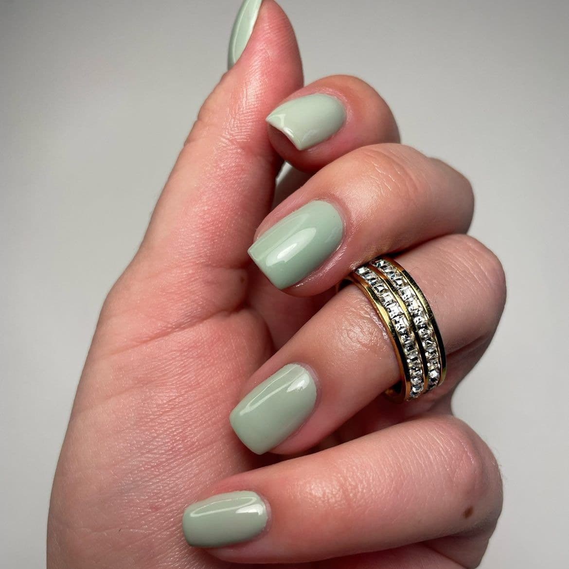 efekt zabiegu manicure hybrydowy jasno zielony bez zdobień