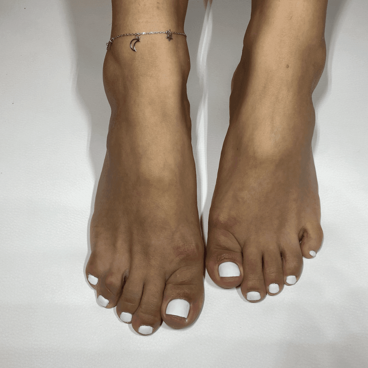 Efekt pedicure hybrydowego z lakierem koloru białego wykonany w Health & beauty w Krakowie