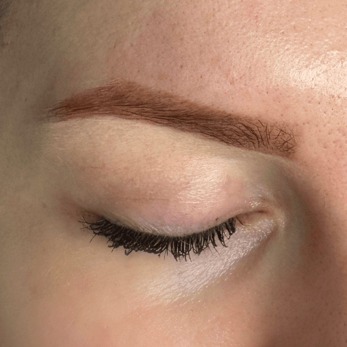 efekt henny pudrowej w salonie urody w Krakowie