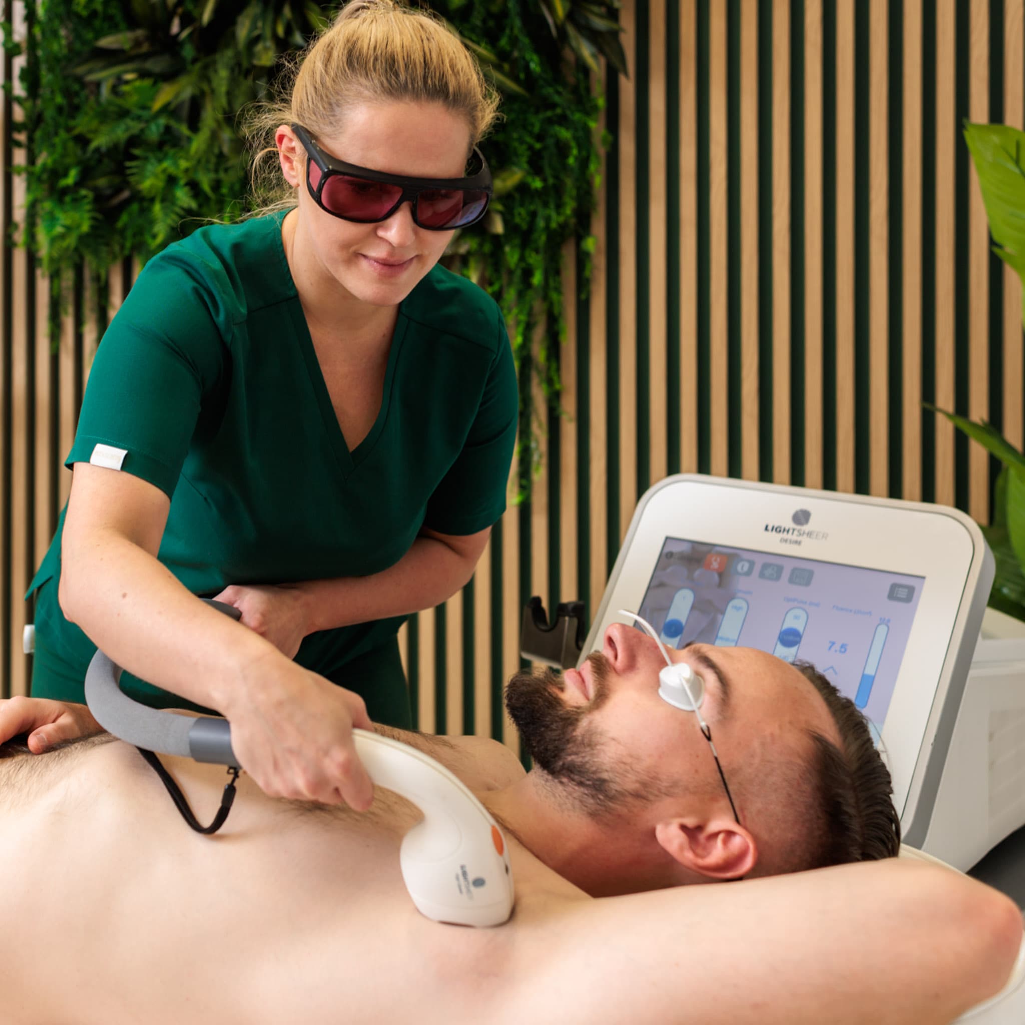 Kosmetolog wykonuje depilacja laserową w salonie urody Health & beauty w Krakowie