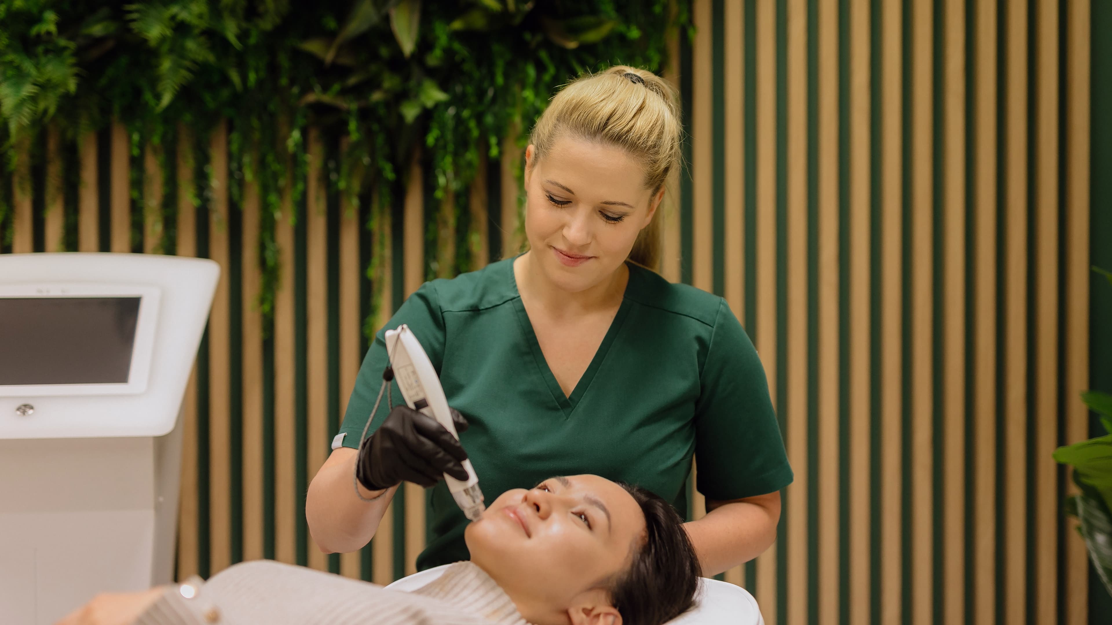 W trakcie zabiegu mezoterapia mikroigłowa dermapen EPN w salonie kosmetycznym Health and beauty w Krakowie