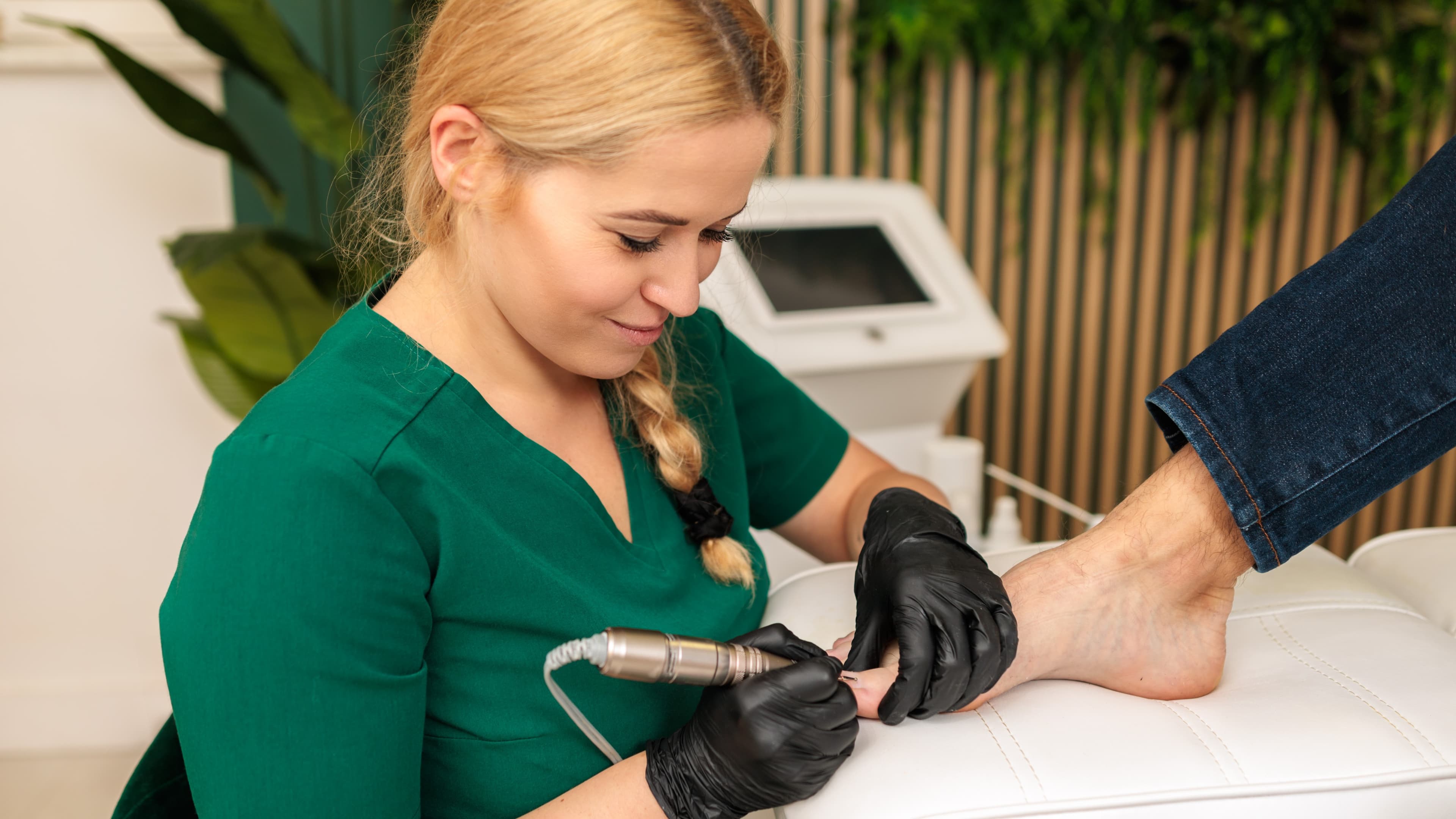 podolog opracowujący paznokcie w krakowie