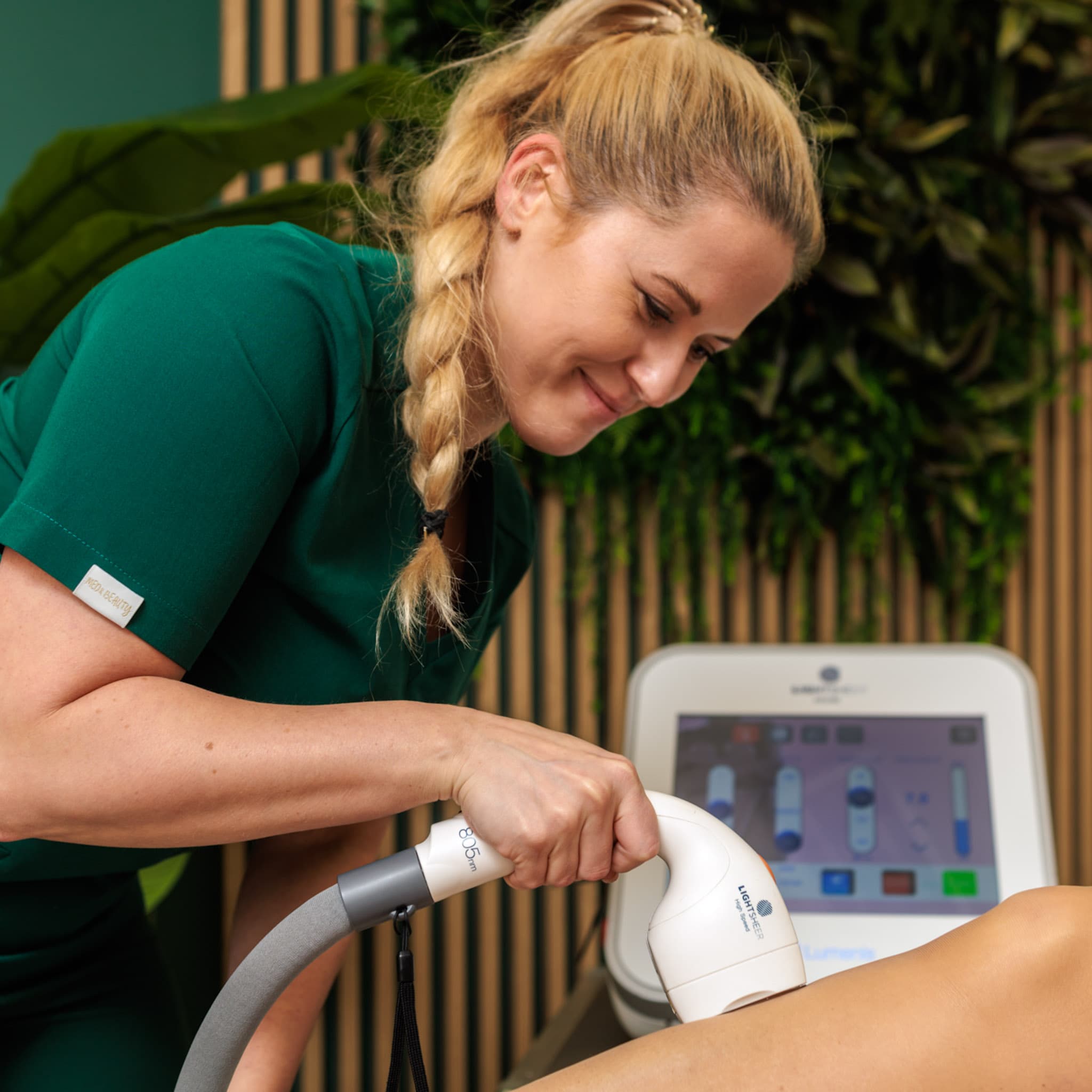 kosmetolog używa panelu depilacji laserowej w salonie kosmetycznym health and beauty w Krakowie