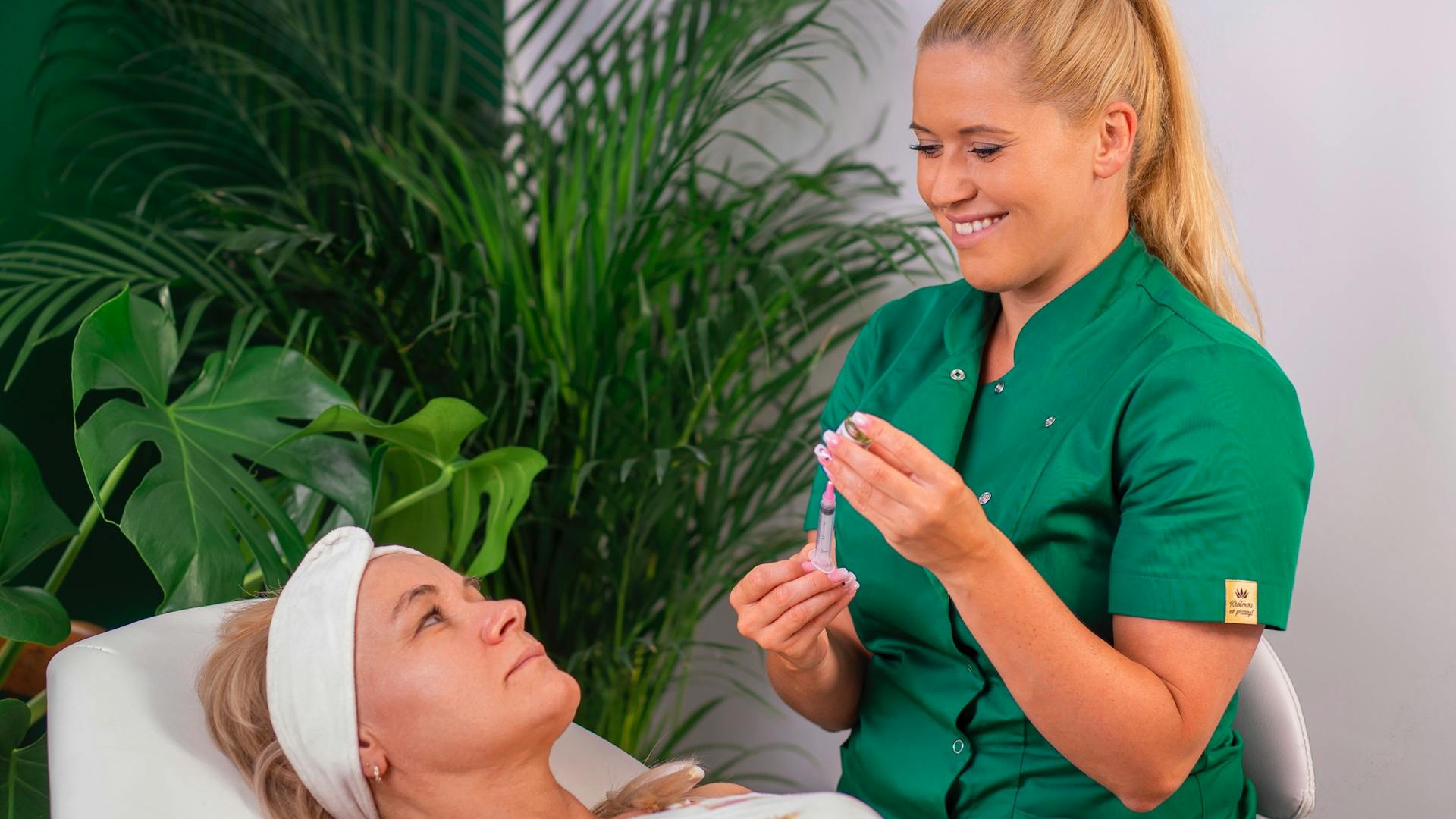 kosmetolog przygowuje preparat do aplikacji w trakcie zabiegu stymulatorów tkankowych w salonie kosmetycznym health & beauty w krakowie