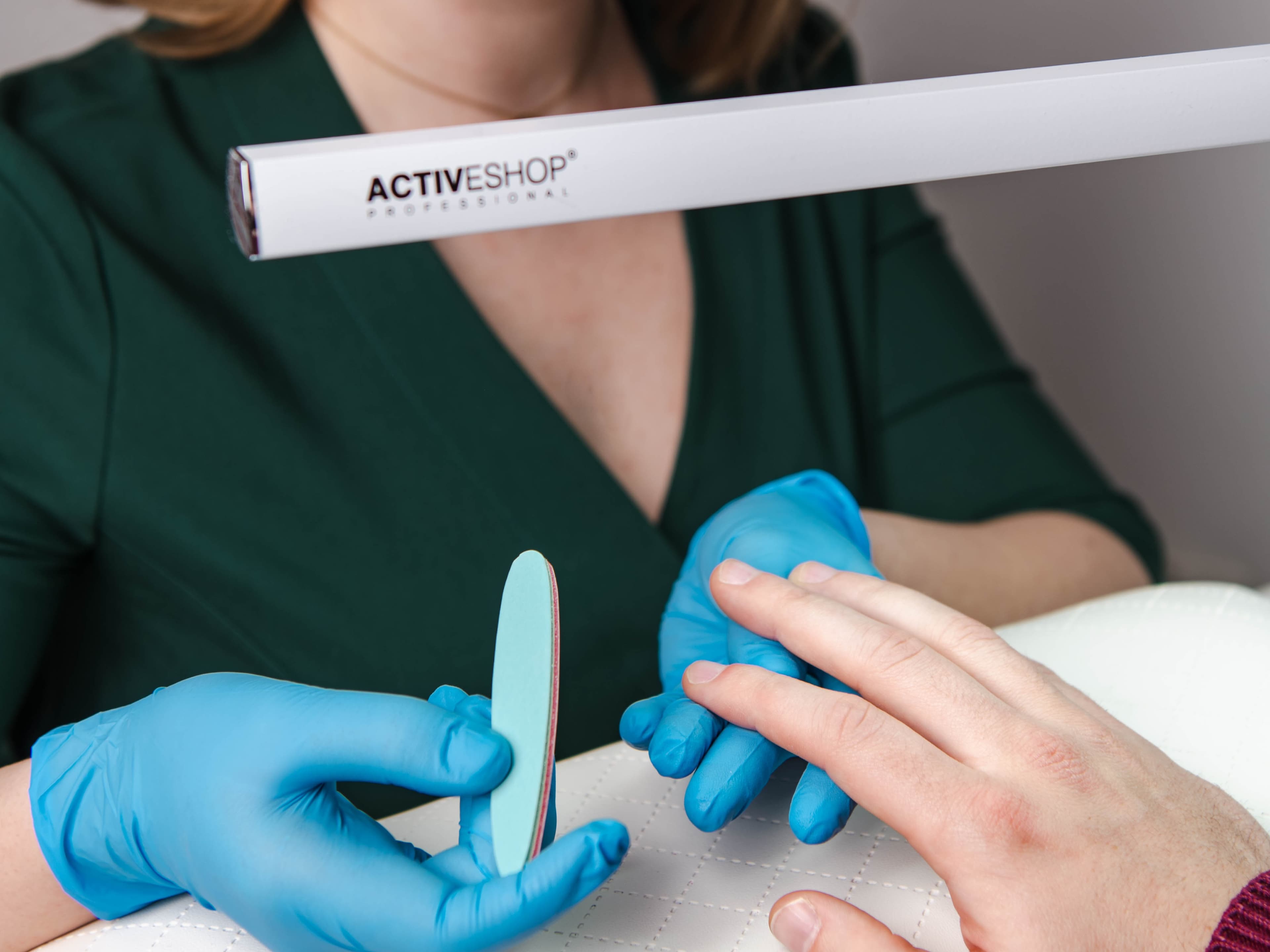 manicurzystka w trakcie wykonywania manicure japońskiego