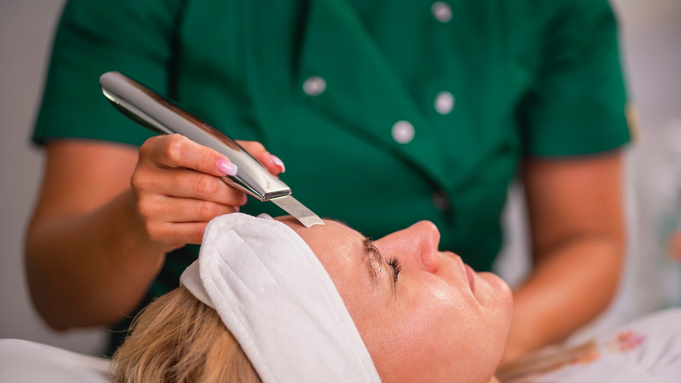 kosmetyczka w trakcie zabiegu peeling kawitacyjny w salonie kosmetycznym Health and beauty w Krakowie