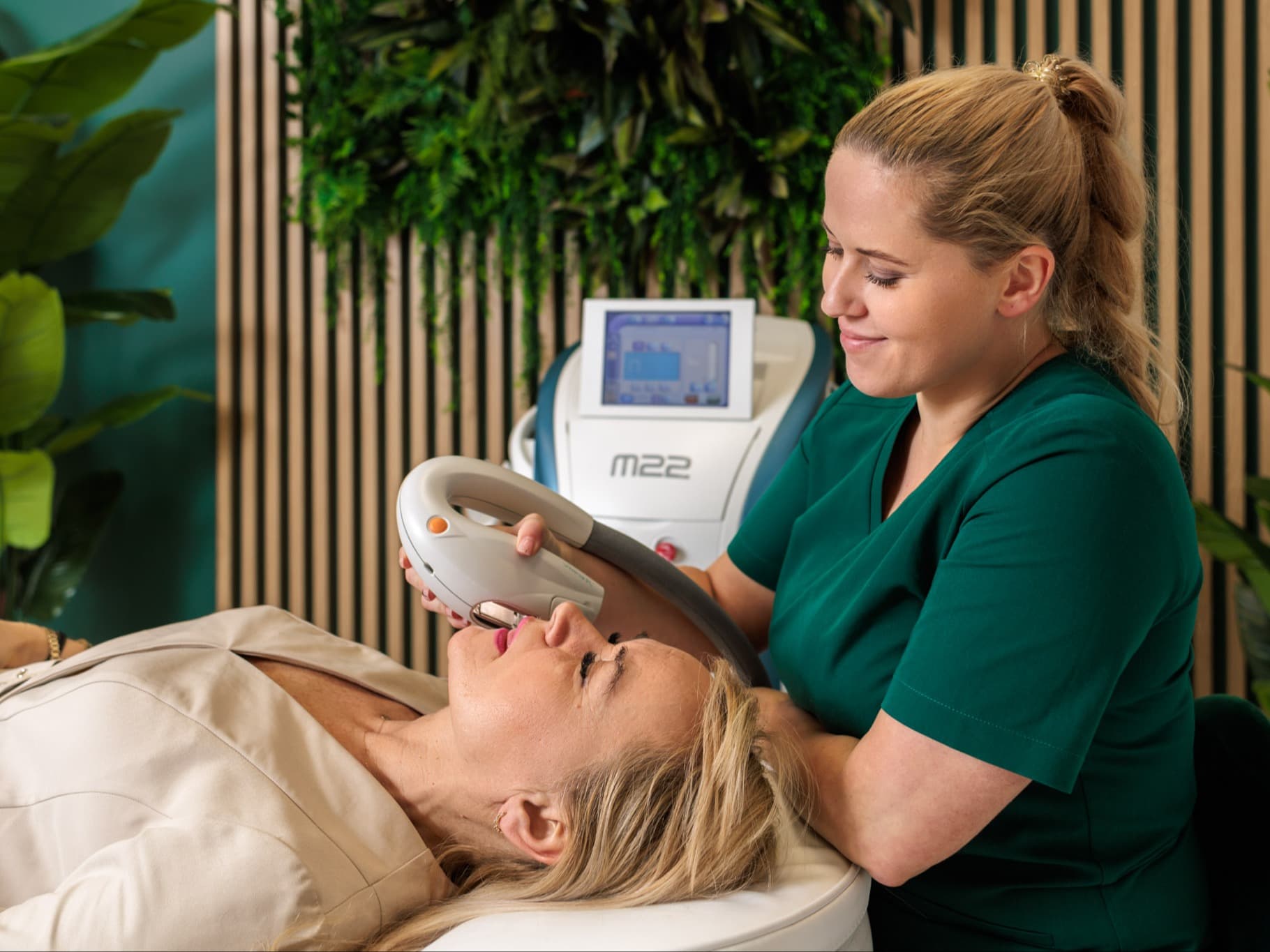 w trakcie zamykania naczynek IPL w salonie kosmetycznym w krakowie