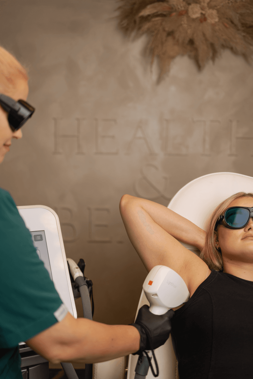 Kosmetolog wykonuje depilacja laserowa w salonie urody Health & beauty w Krakowie