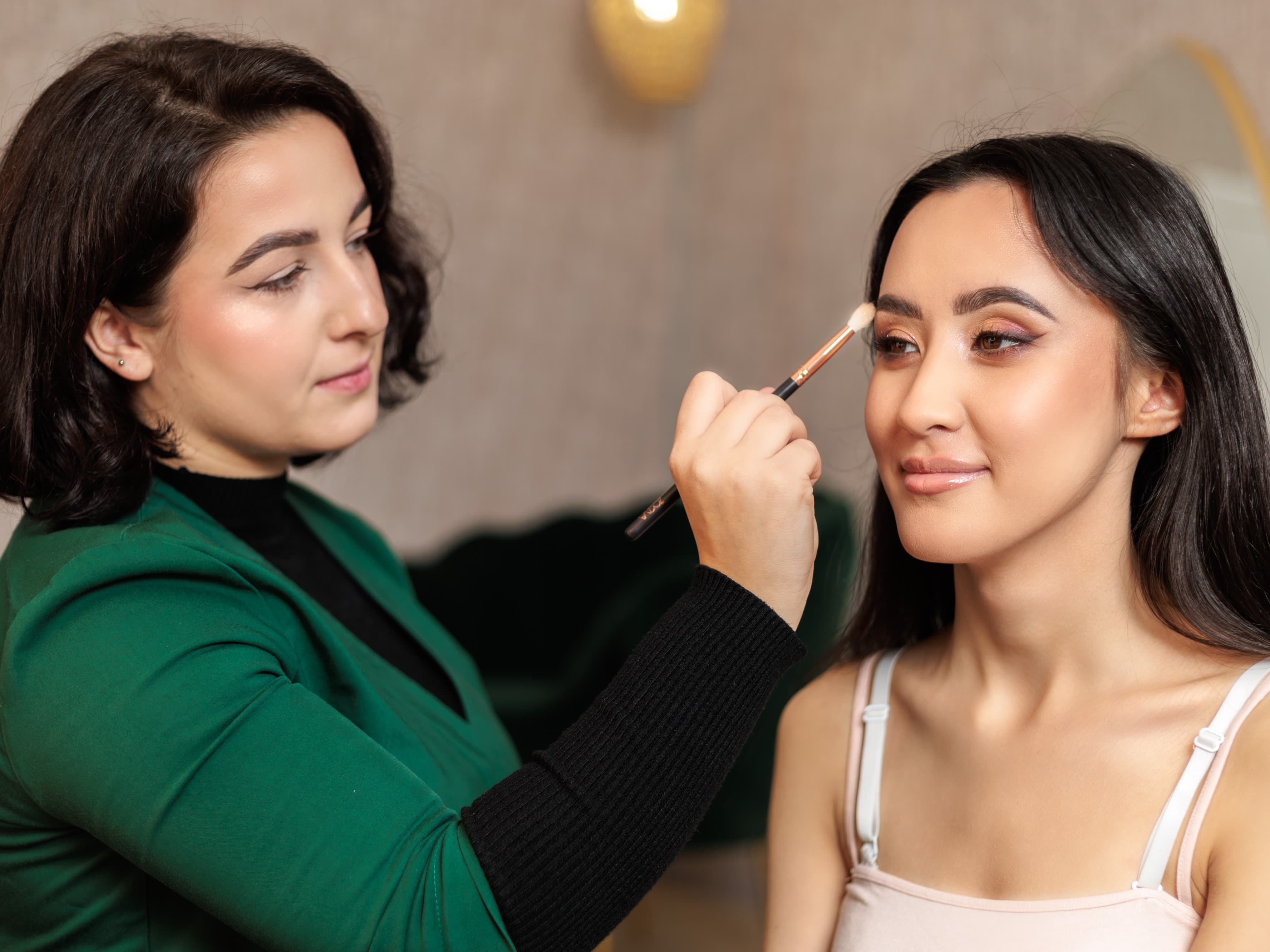 w trakcie makijażu w salonie kosmetycznym health & beauty w krakowie