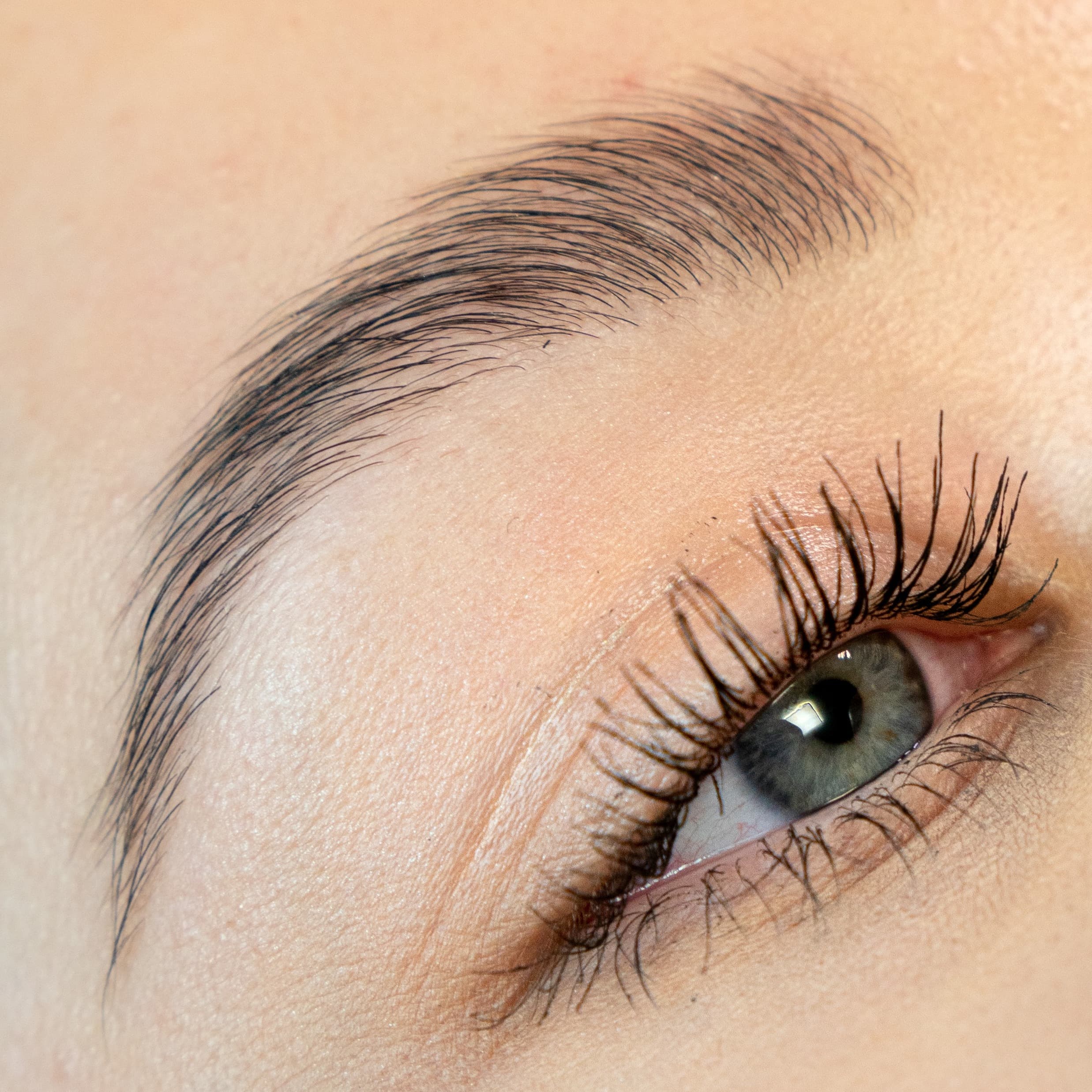 Efekt zabiegu laminowania brwi wykonanego w salonie kosmetycznym Health & beauty przez kosmetyczkę Kamilę Pieczyrak