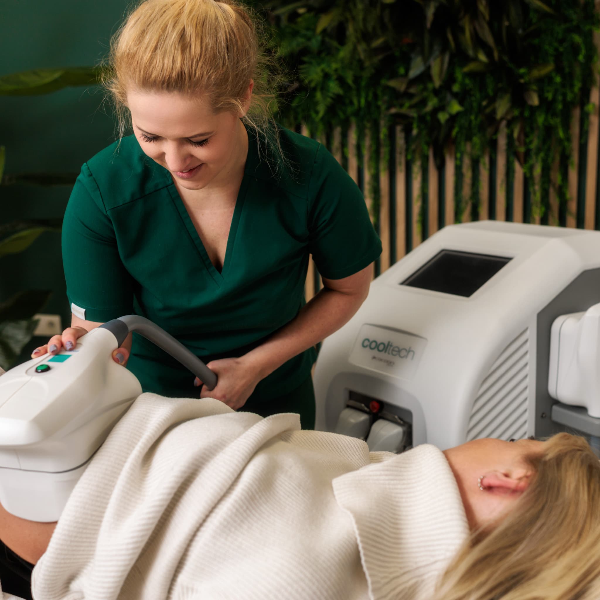 w trakcie zabiegu kriolipolizy cooltech w salonie w krakowie