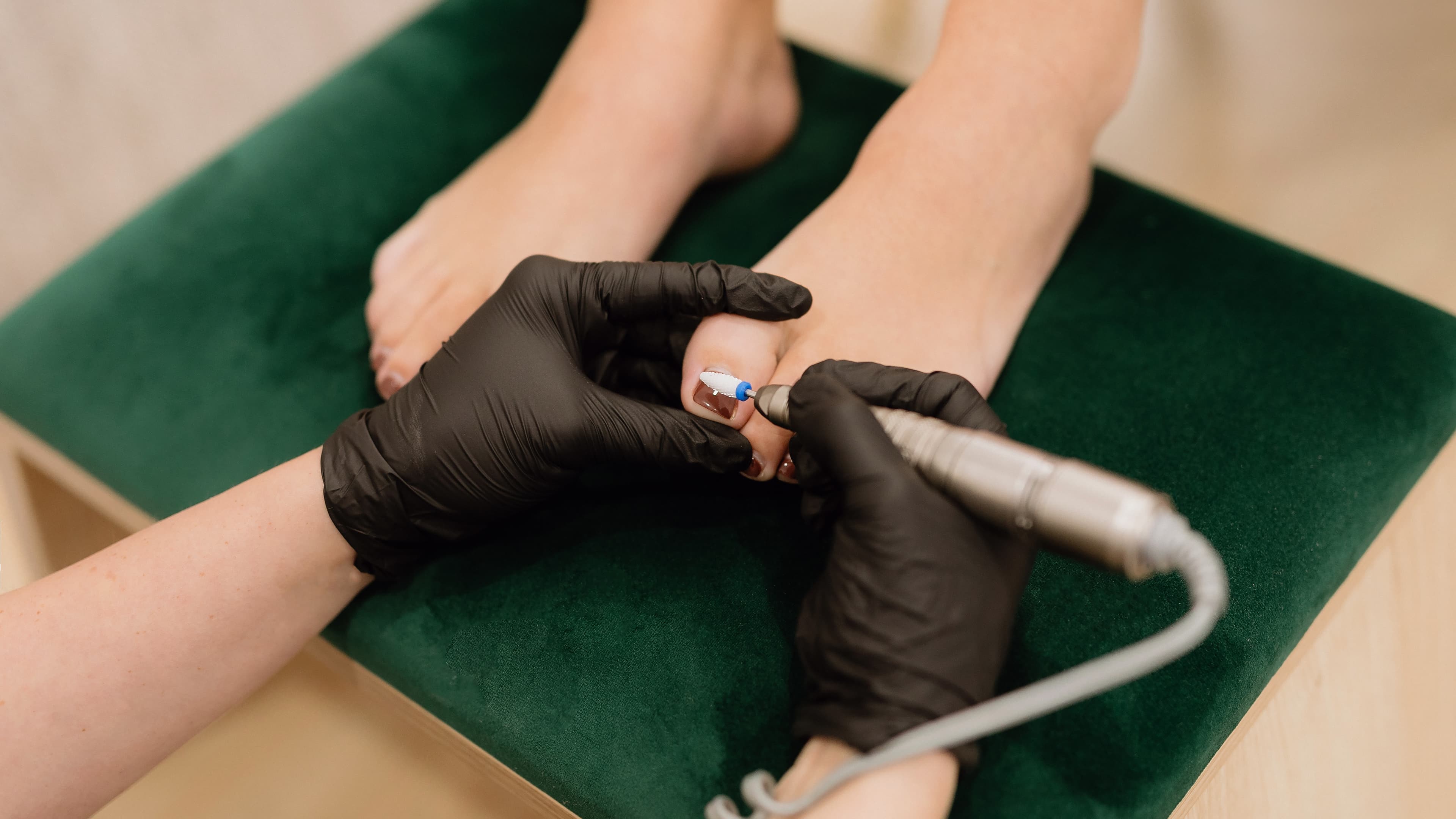 usuwanie hybrydy w salonie kosmetycznym w Krakowie