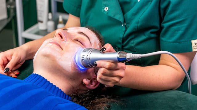 kosmetolog wykonuje oczyszczanie wodorowe twarzy