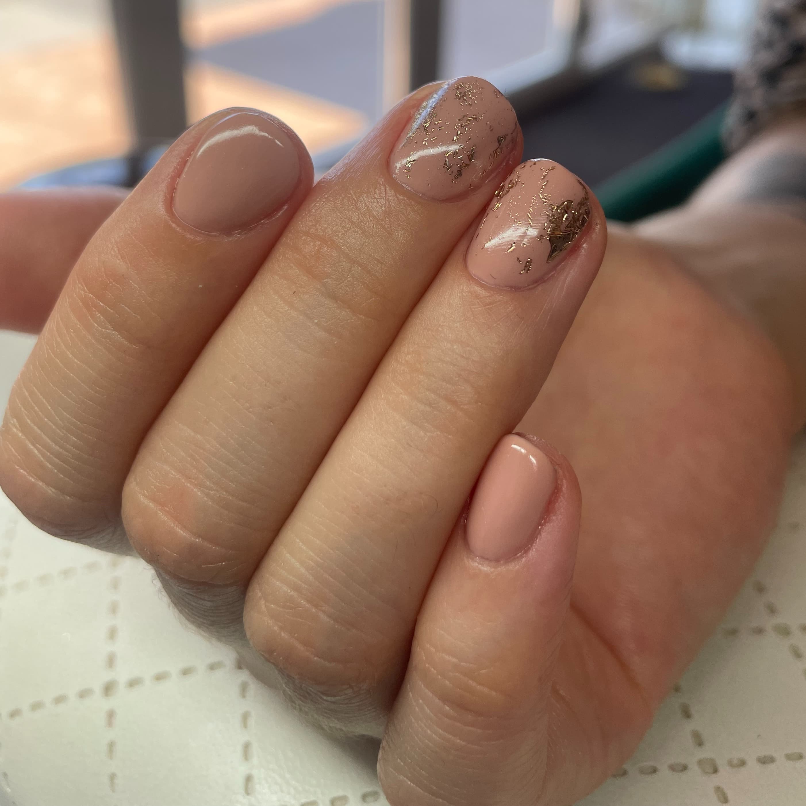 manicure hybrydowy z brokatowymi zdobieniami