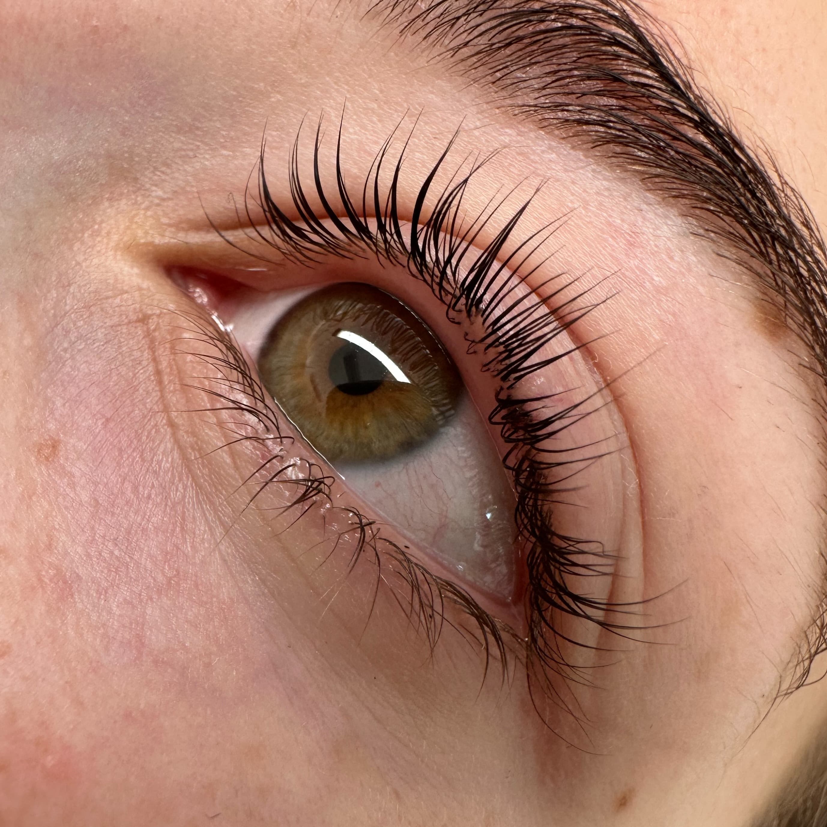 podkręcone rzęsy jako efekt laminacja rzęs w Health and beauty w Krakowie