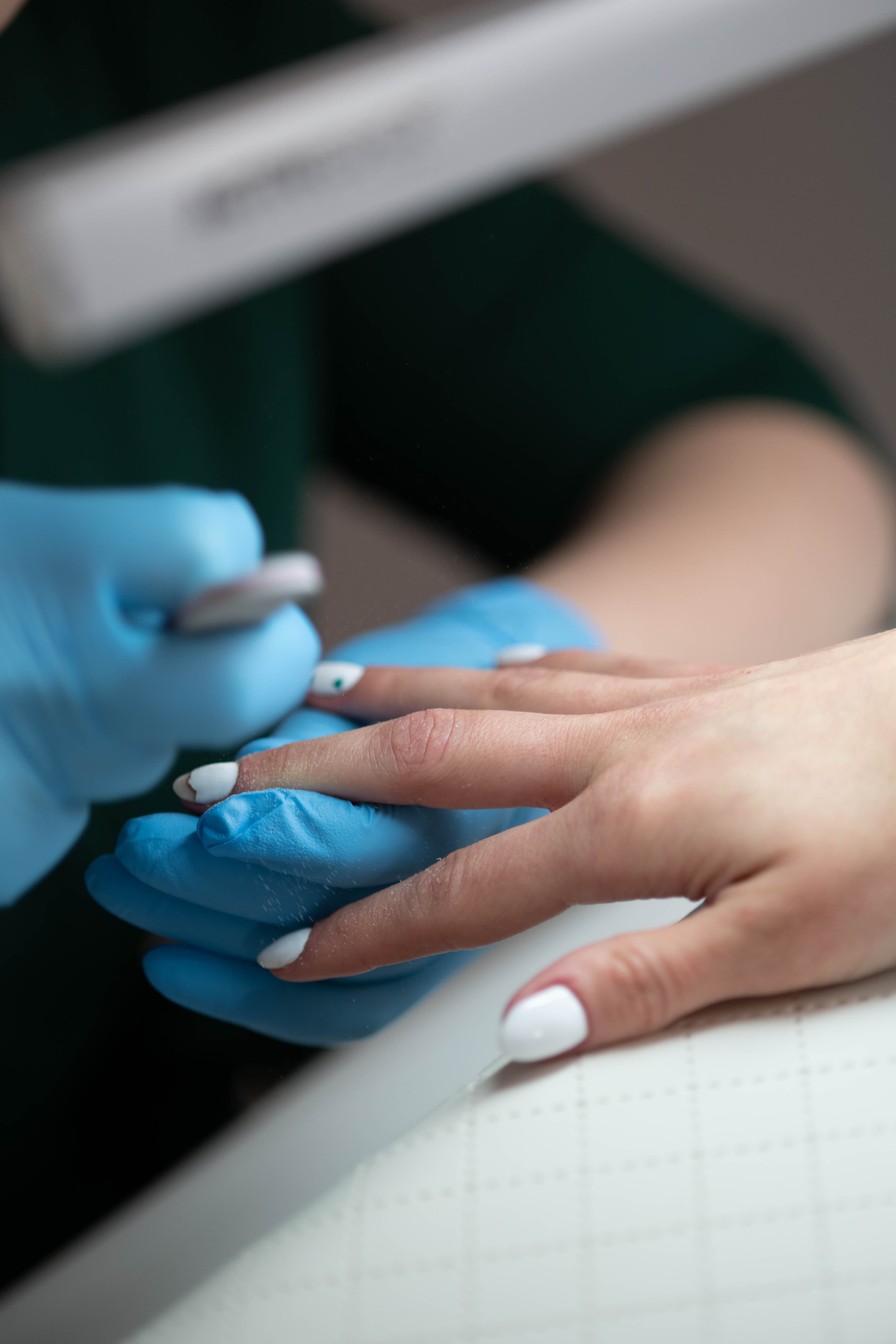 zbliżenie na stylizację paznokci w trakcie manicure w salonie kosmetycznym w krakowie