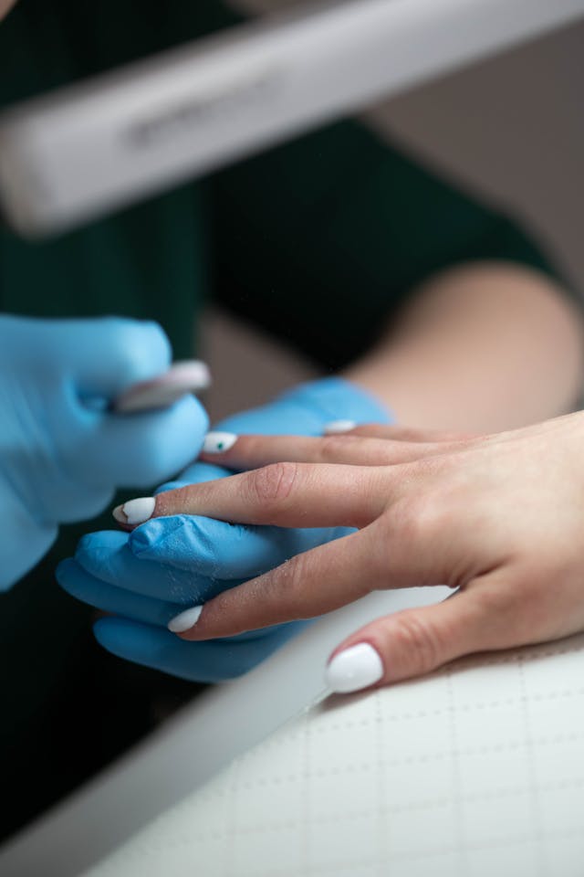 zbliżenie na stylizację paznokci w trakcie manicure w salonie kosmetycznym w krakowie