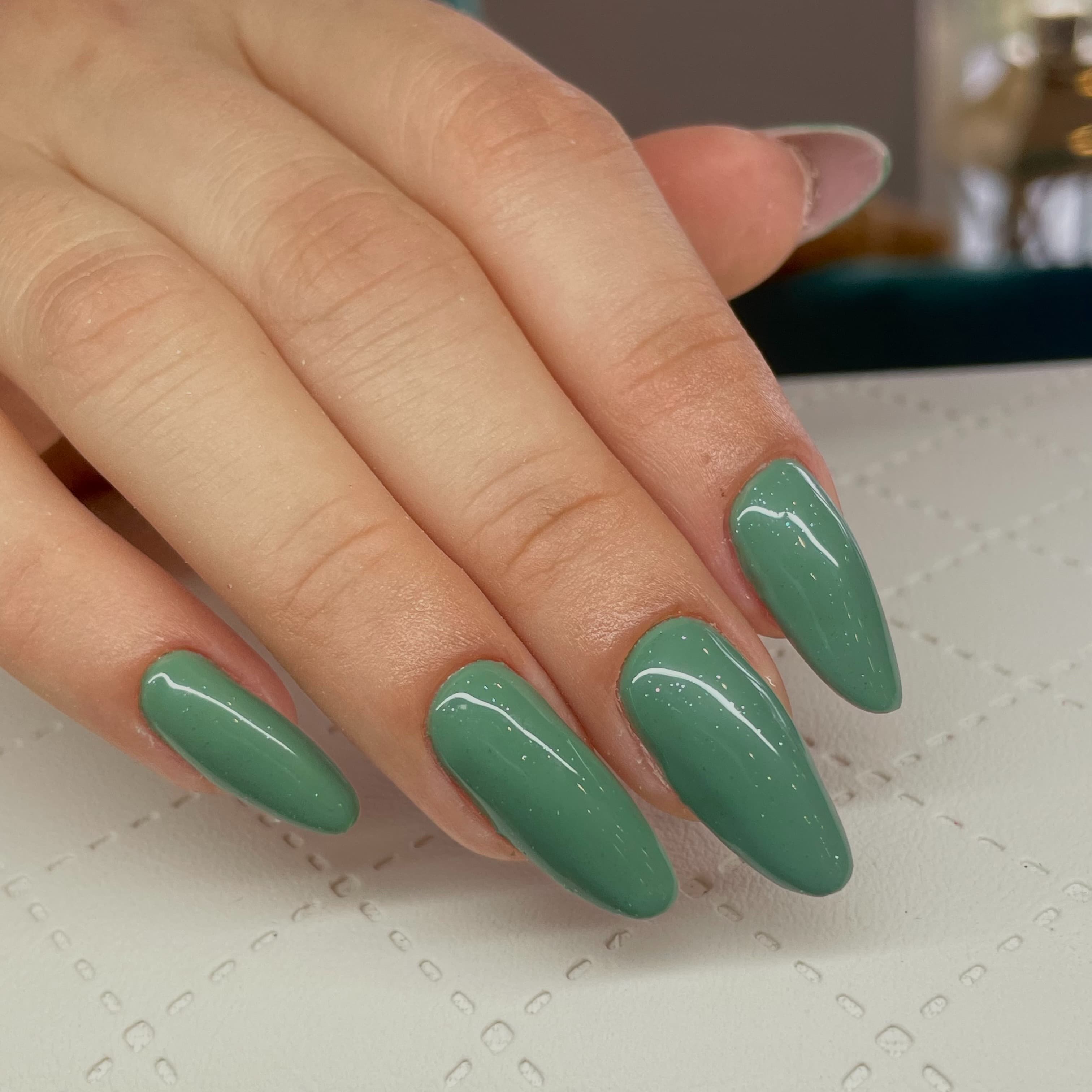 zielone paznokcie hybrydowe w salonie w krakowie