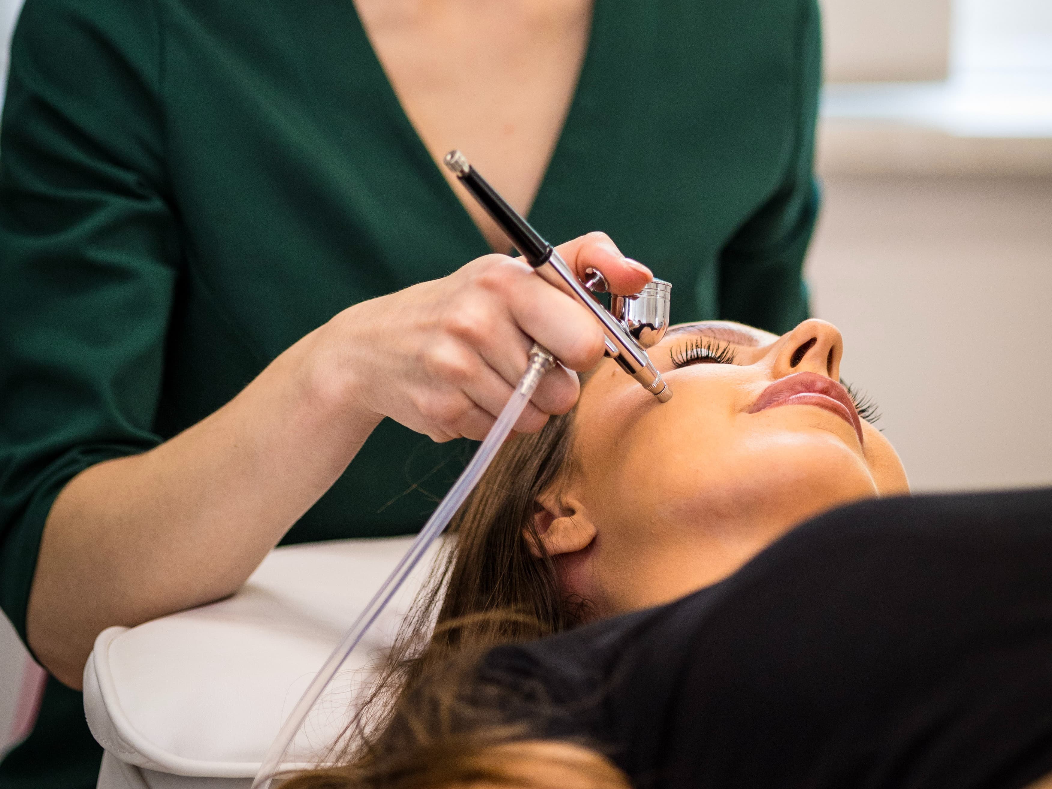 kosmetolog w trakcie odmładzającego zabiegu na twarz - infuzja tlenowa