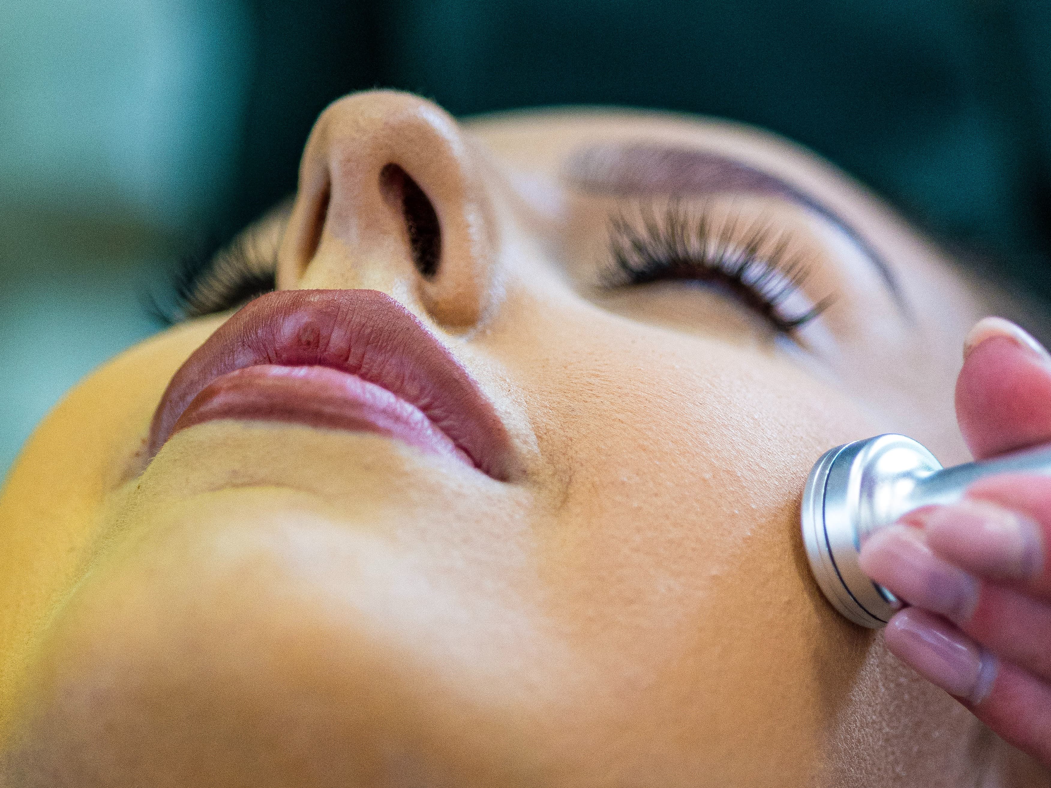 zbliżenie w trakcie odmładzającego zabiegu na twarz - infuzja tlenowa
