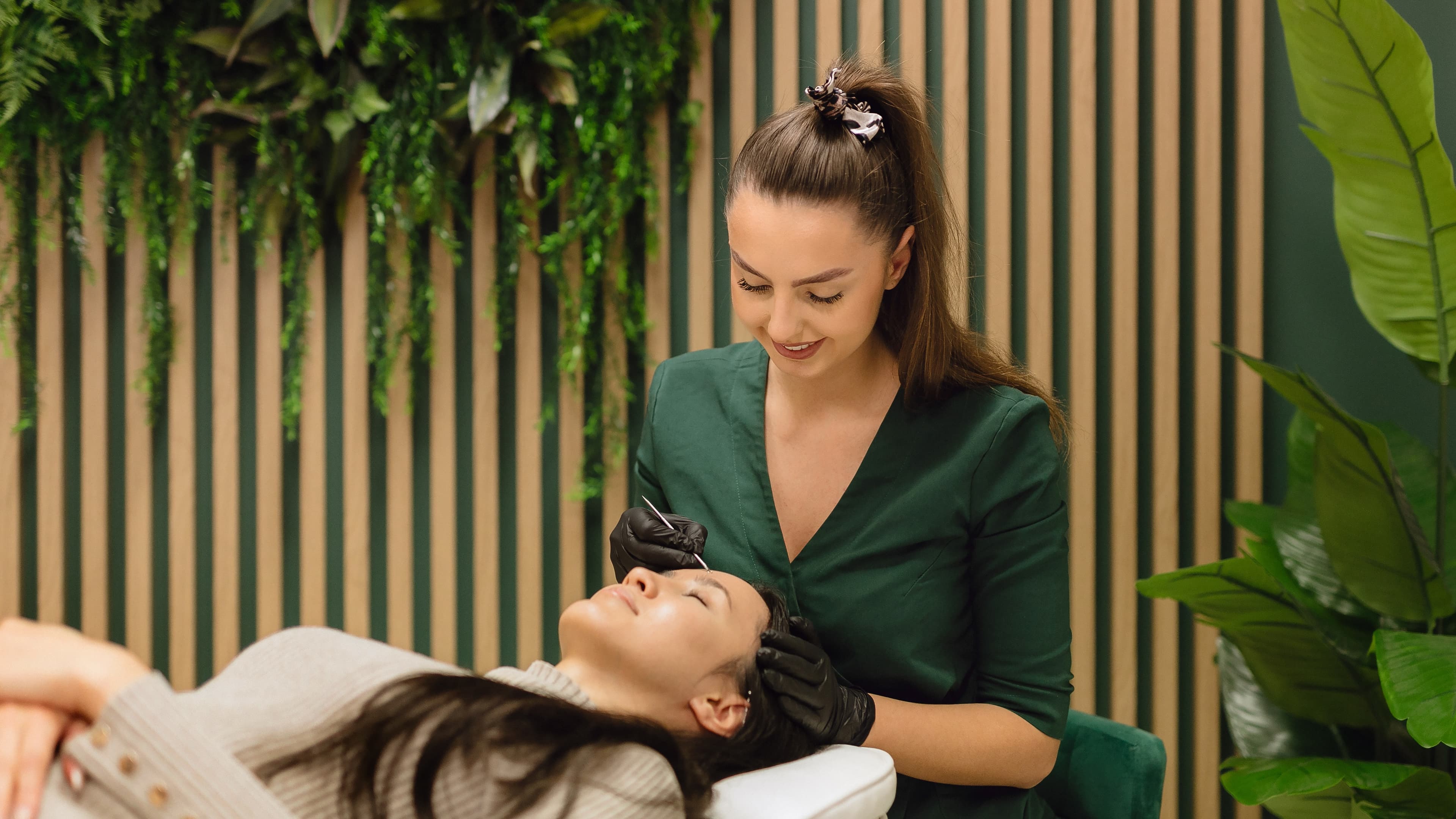 podczas manualnego oczyszczania twarzy w salonie kosmetycznym health and beauty w krakowie