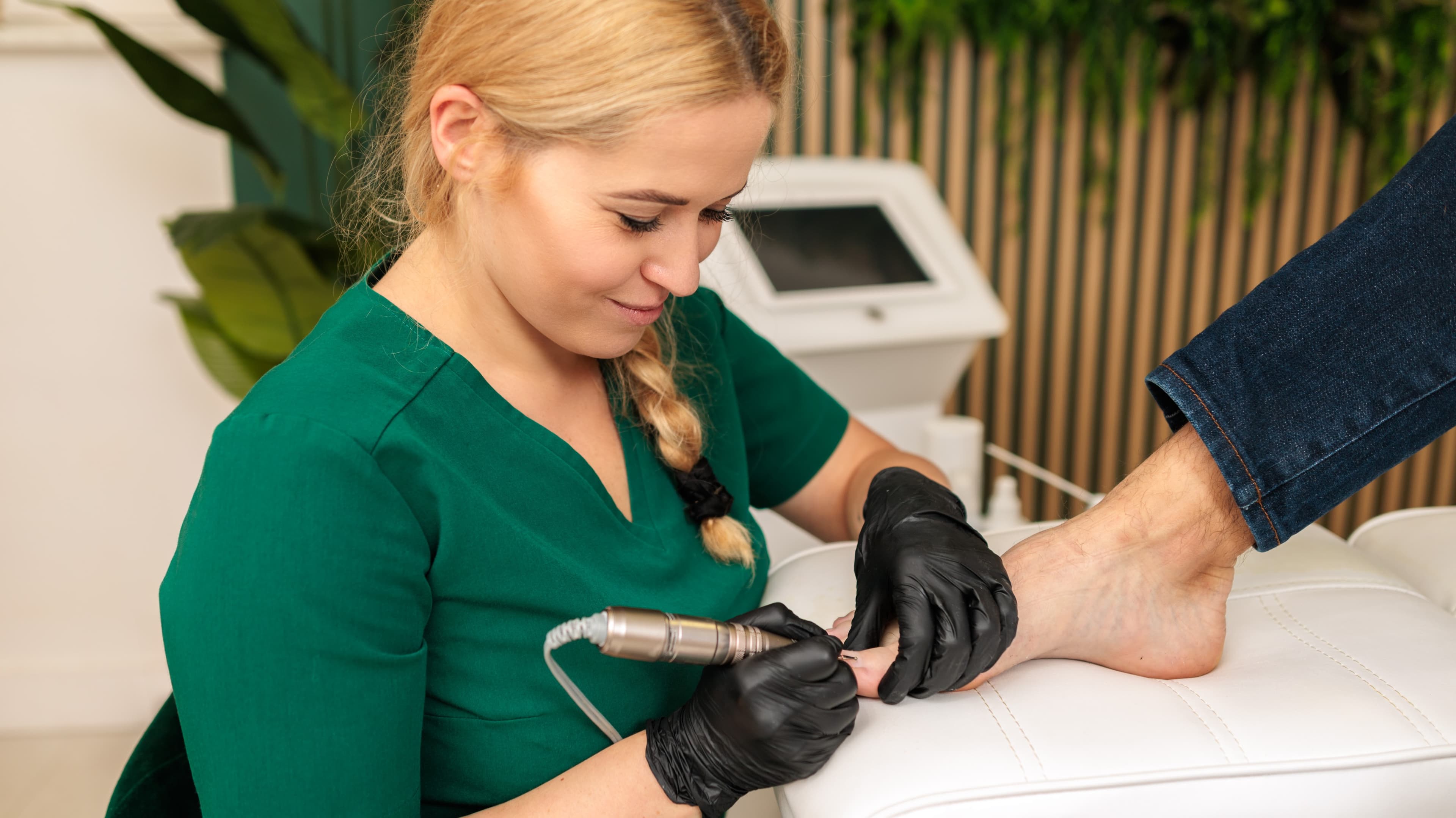 podczas zabiegu leczenia wrastających paznokci w krakowie