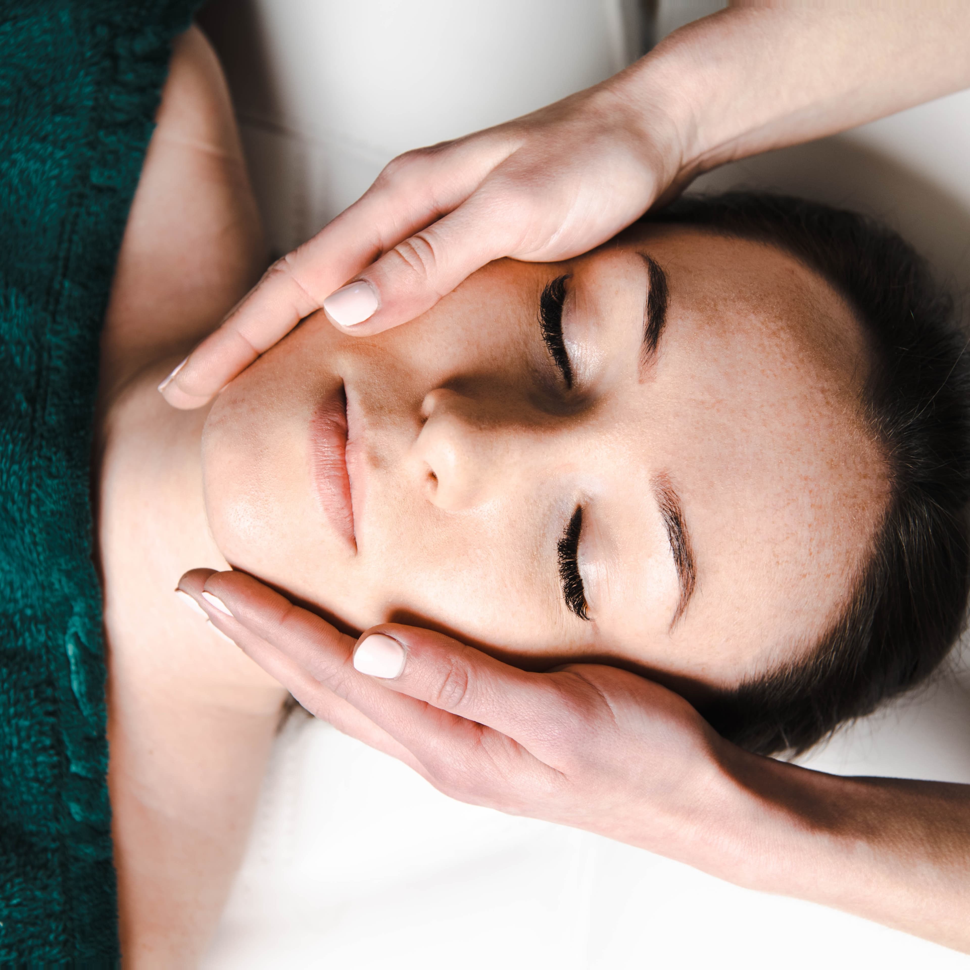 relaks w trakcie masażu twarzy kobido
