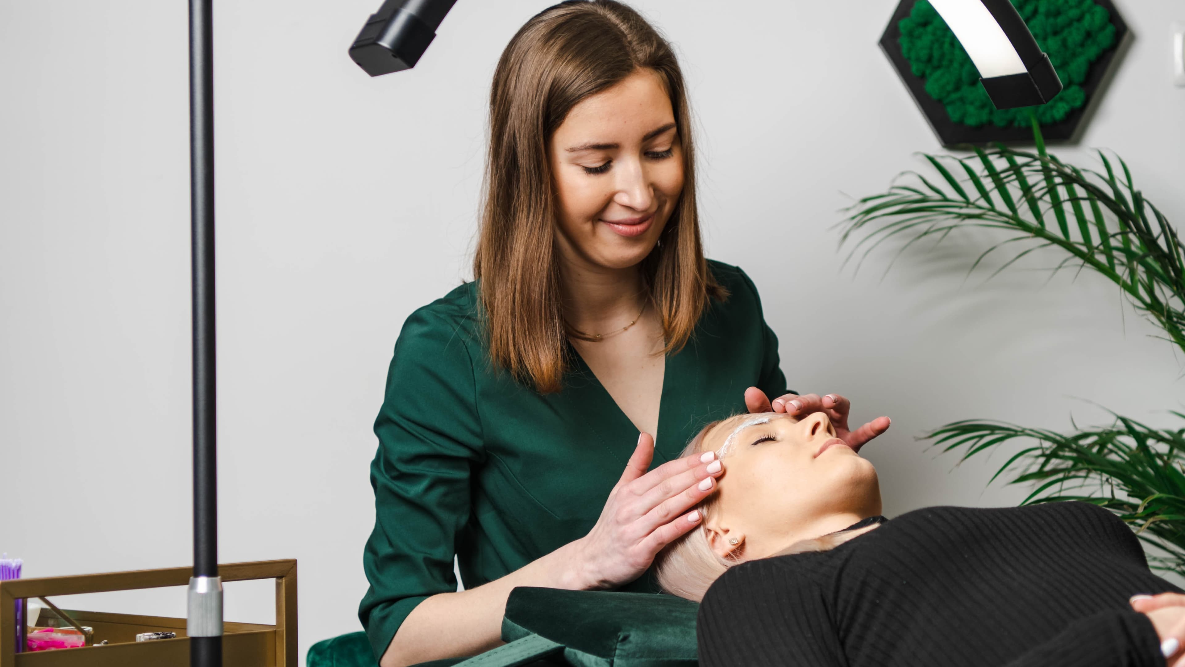 stylistka wykonuje laminowanie brwi w salonie health and beauty w Krakowie