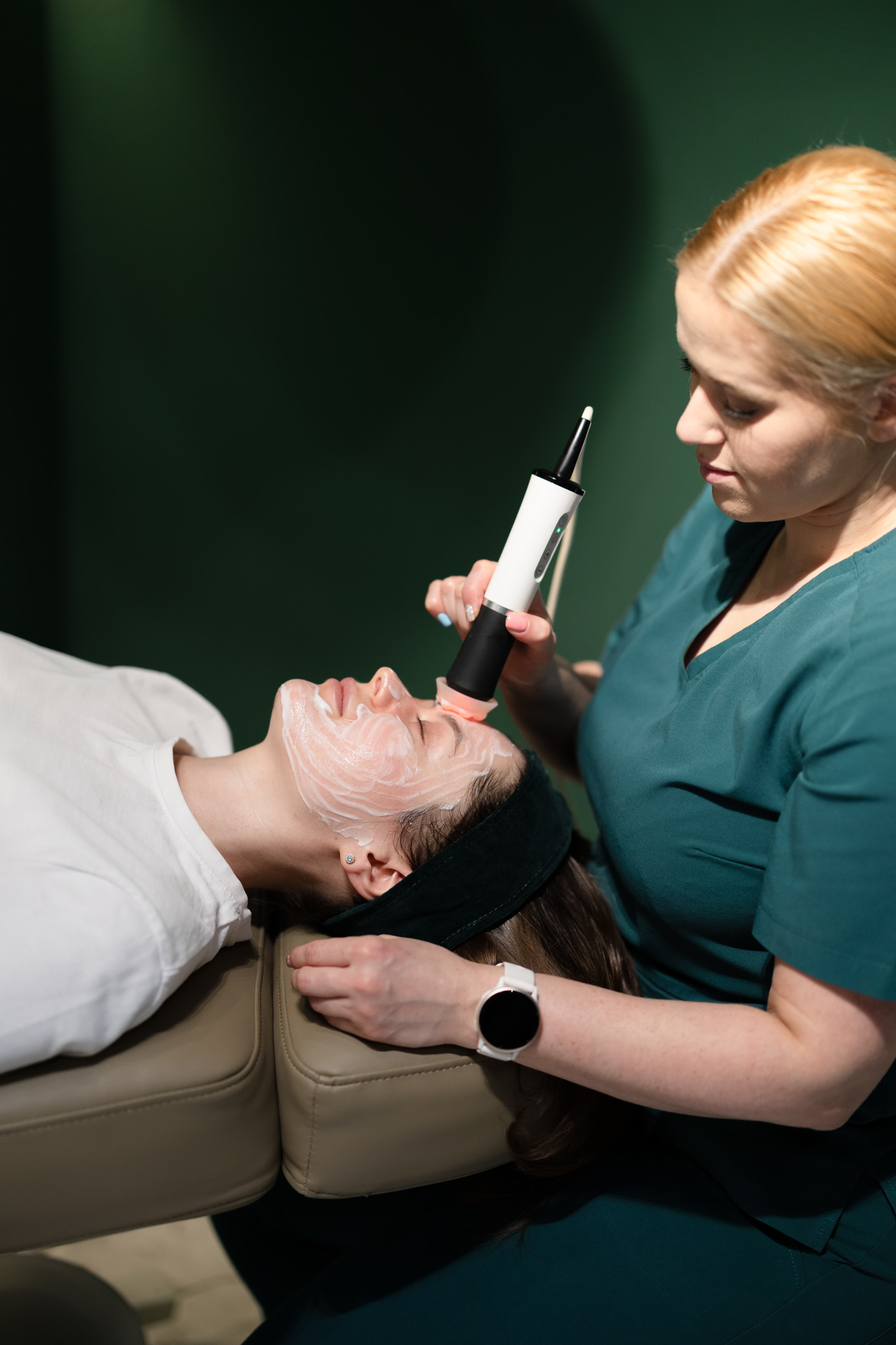 w trakcie zabiegu geneo w salonie kosmetycznym w krakowie